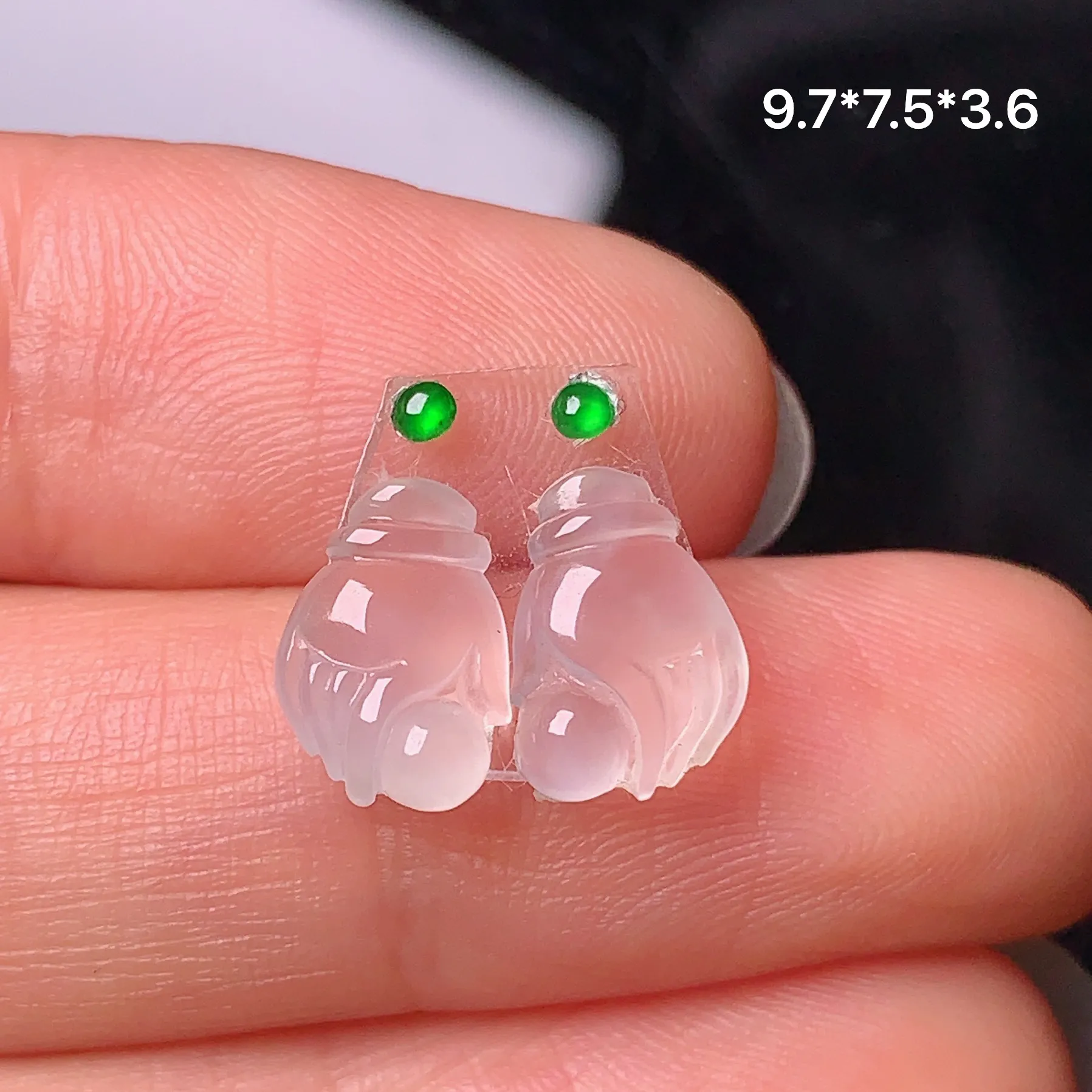 镶嵌款 掌上明珠一对 玉质细腻 水润透亮 色泽艳丽 搭配绿色小蛋面 整体尺寸9.7*7.5*3.6