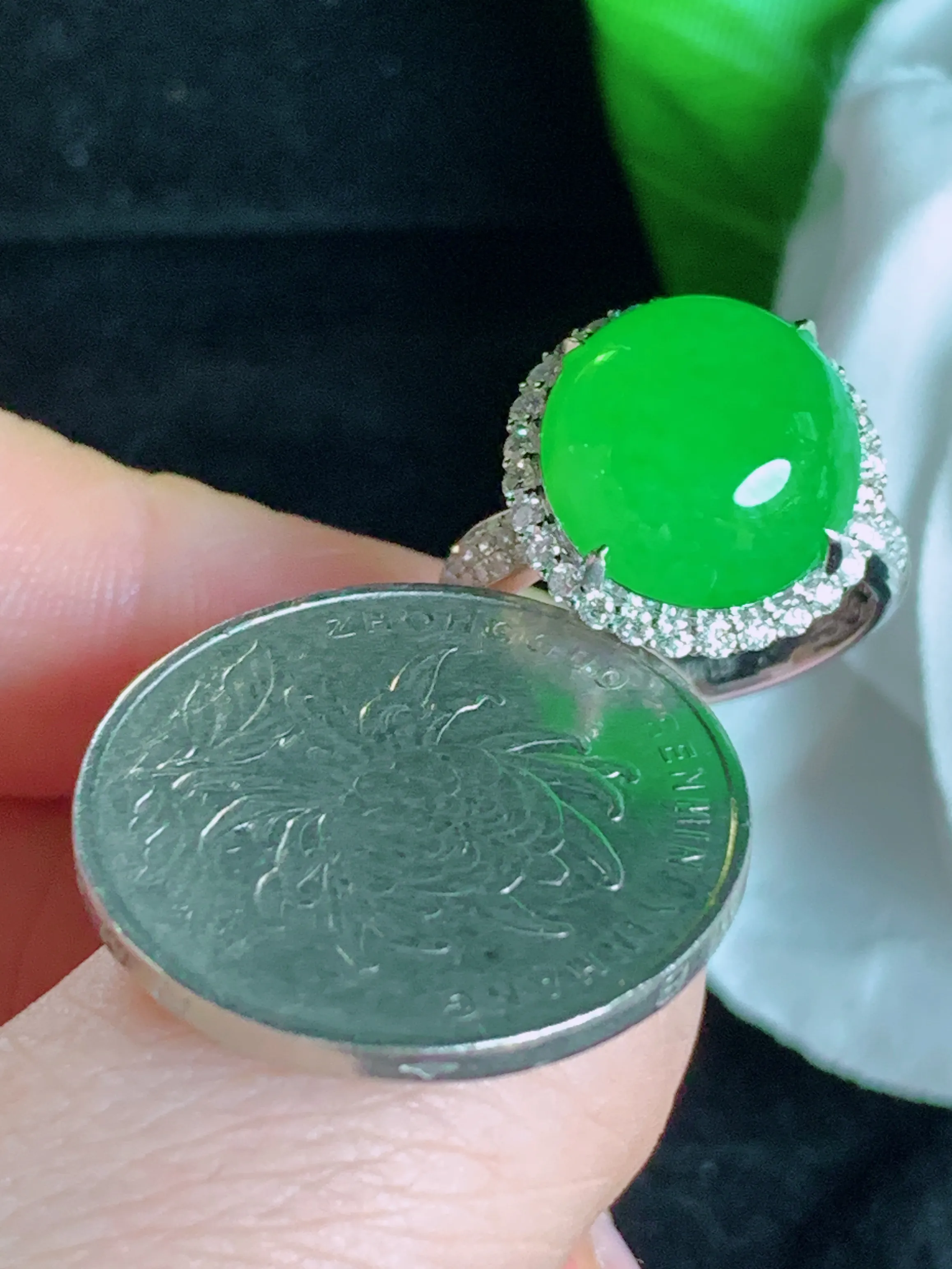 满绿蛋面戒指，18k金镶嵌，冰润细腻，佩戴效果出众，整体尺寸：15.6-15.2-10.5