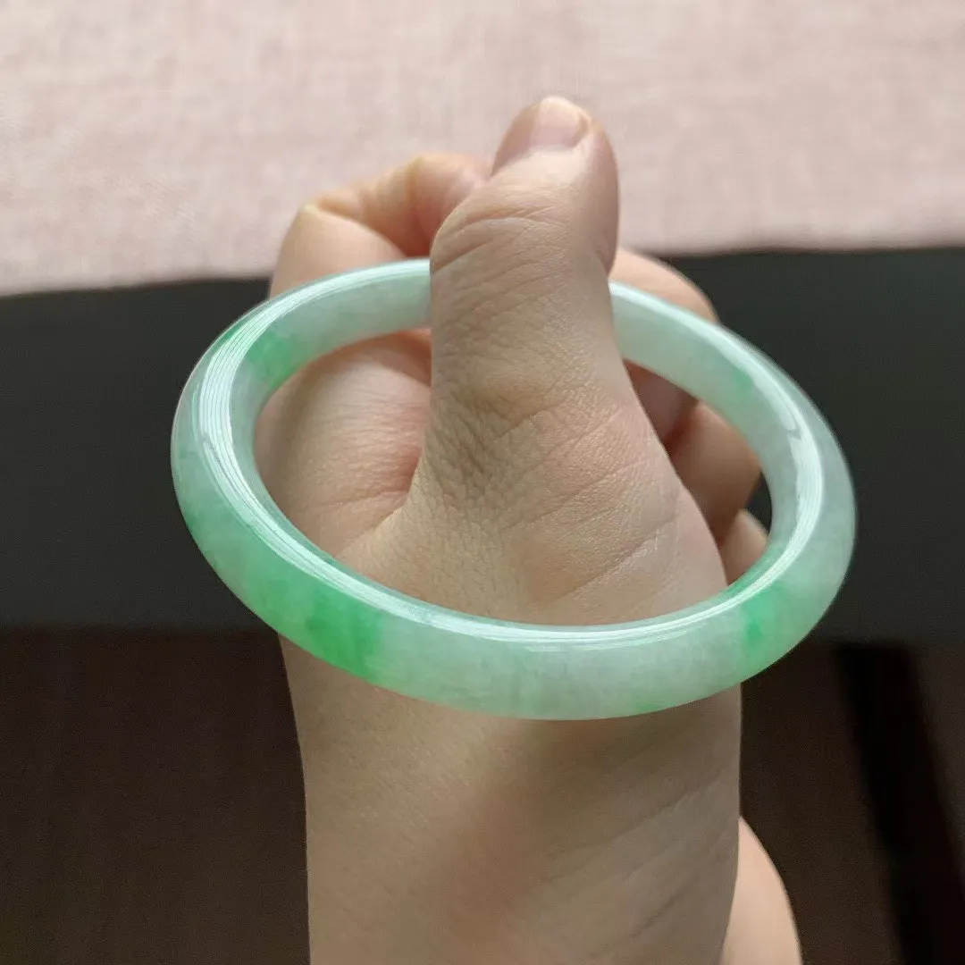 冰润飘阳绿细圆条翡翠手镯，尺寸:54.8-8.2mm，微纹，重量34.86g，适合54-55圈口。