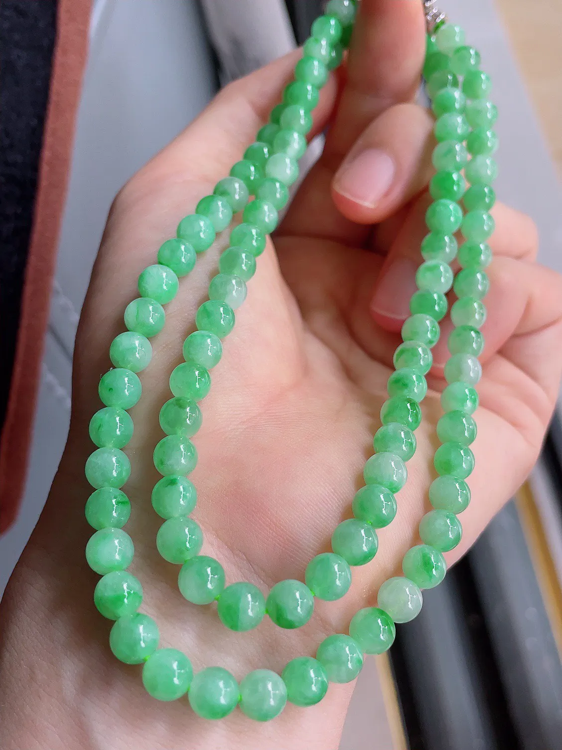 天然翡翠A货，冰飘绿珠链，尺寸6.3mm93颗。-849