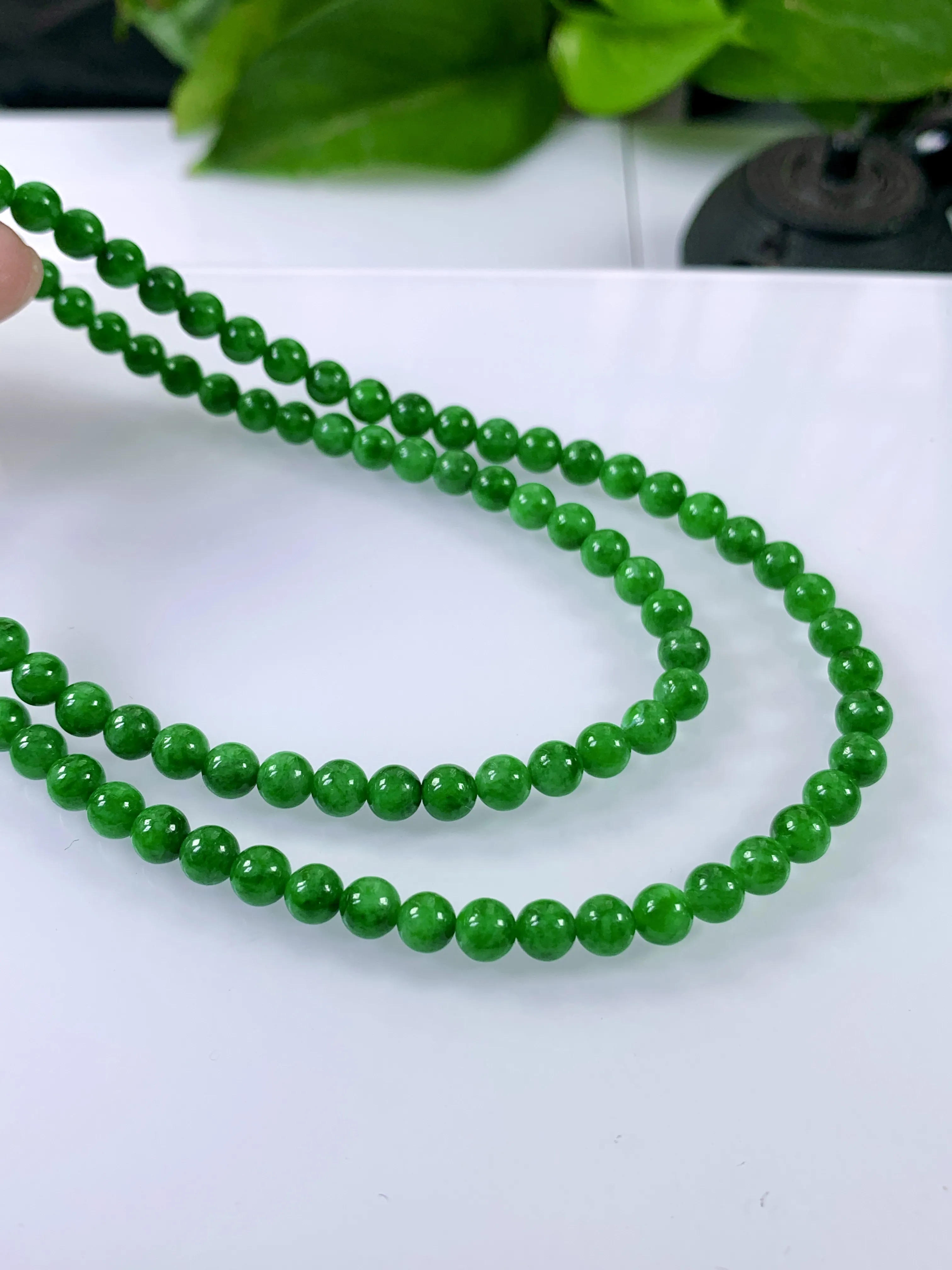 缅甸天然翡翠A货，冰润满绿辣阳绿圆珠步步高升塔珠项链，尺寸：大5.7mm小5.2mm，108颗，长度