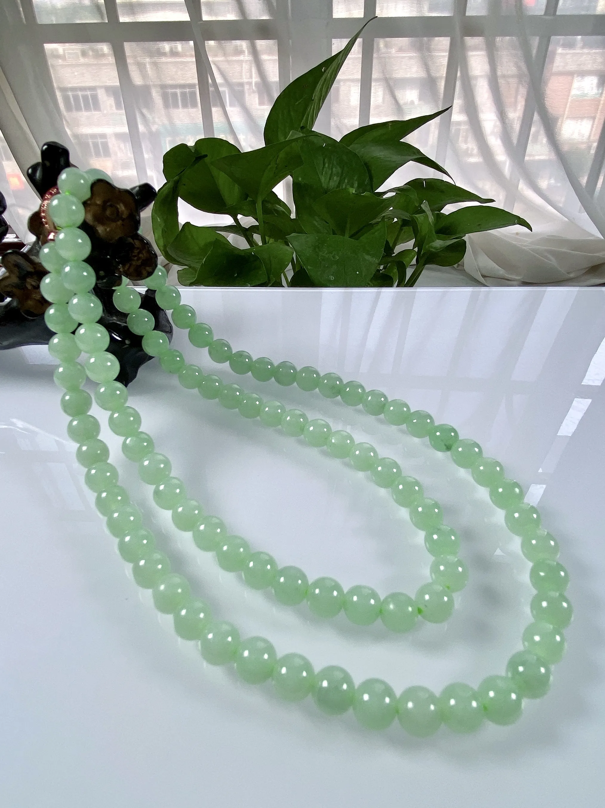 缅甸天然翡翠A货，卡7.7冰糯种起胶浅绿果绿圆珠项链手链，尺寸：7.7mm/93颗，长度680mm，重量：69.73g