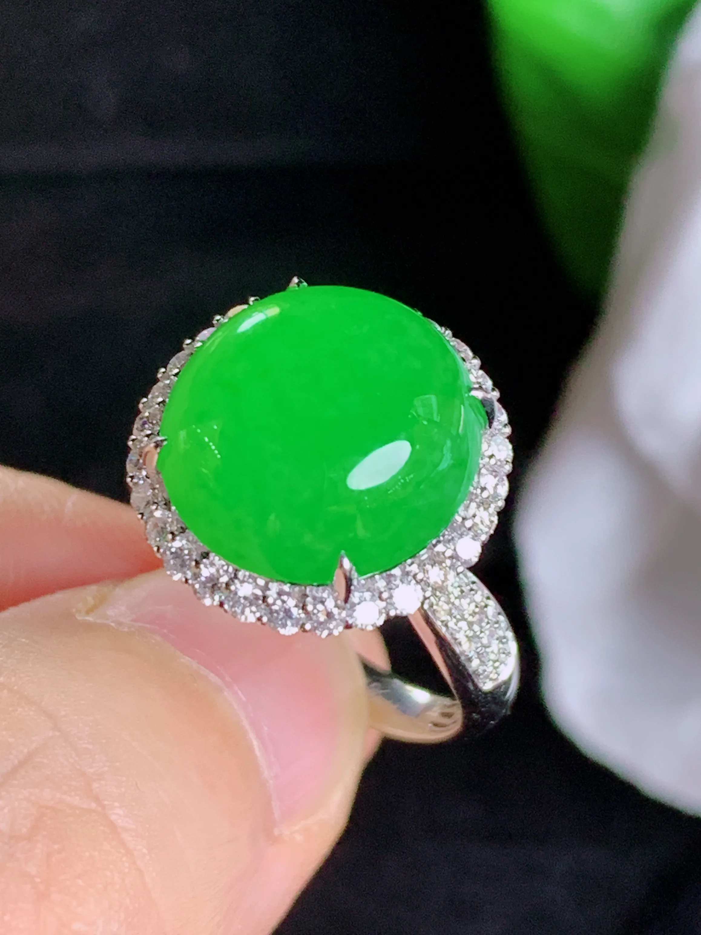 满绿蛋面戒指，18k金镶嵌，冰润细腻，佩戴效果出众，整体尺寸：15.6-15.2-10.5
