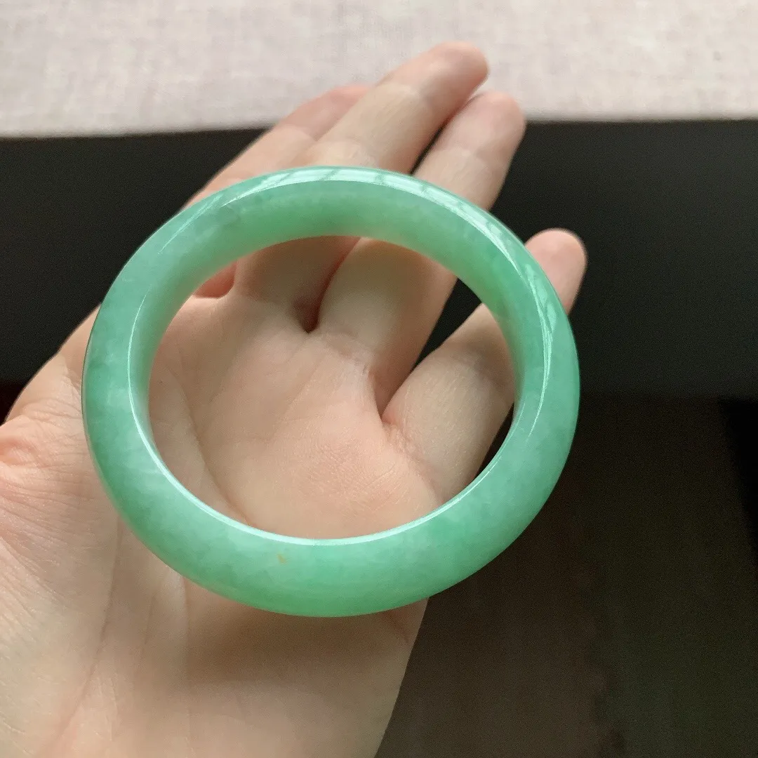 老坑冰糯果绿正圈翡翠手镯，尺寸:53.8-12-8.1mm，适合53-54圈口。