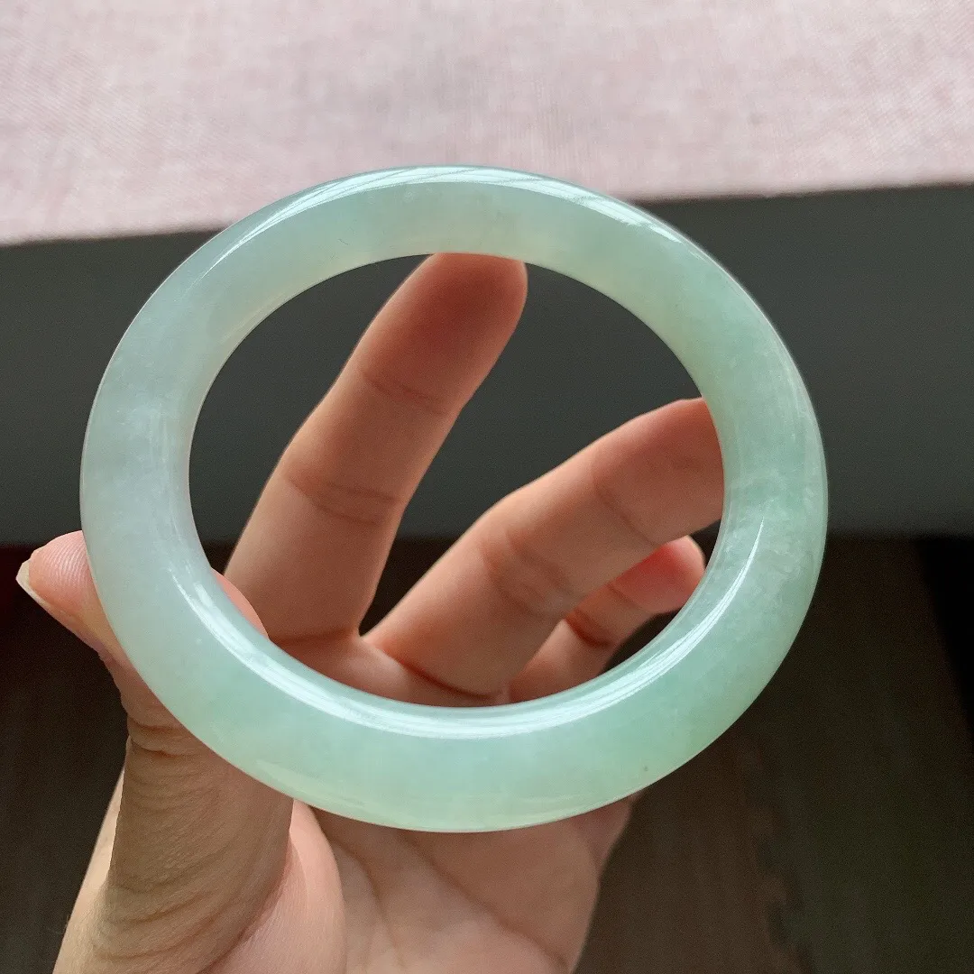 老坑冰润飘绿圆条翡翠手镯，尺寸:58-10.3-11mm，无纹裂，适合58圈口。