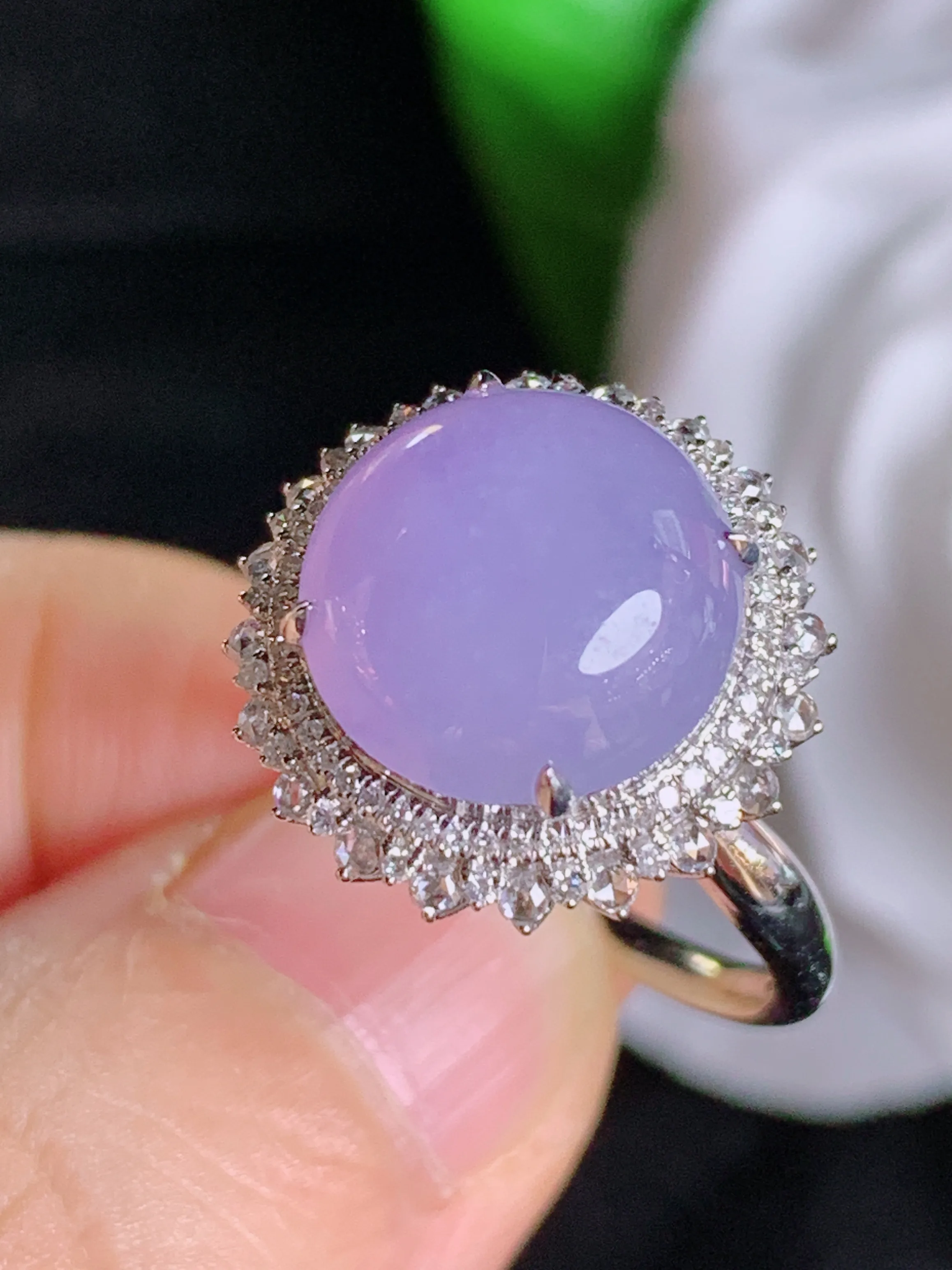 紫罗兰蛋面戒指，18k金镶嵌，冰润细腻，佩戴效果出众，整体尺寸：16.2-11.1