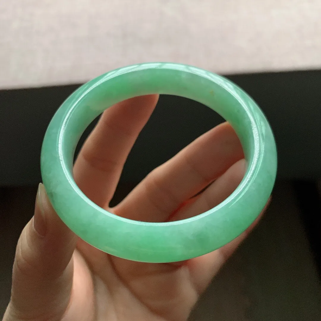老坑冰糯果绿正圈翡翠手镯，尺寸:53.8-12-8.1mm，适合53-54圈口。