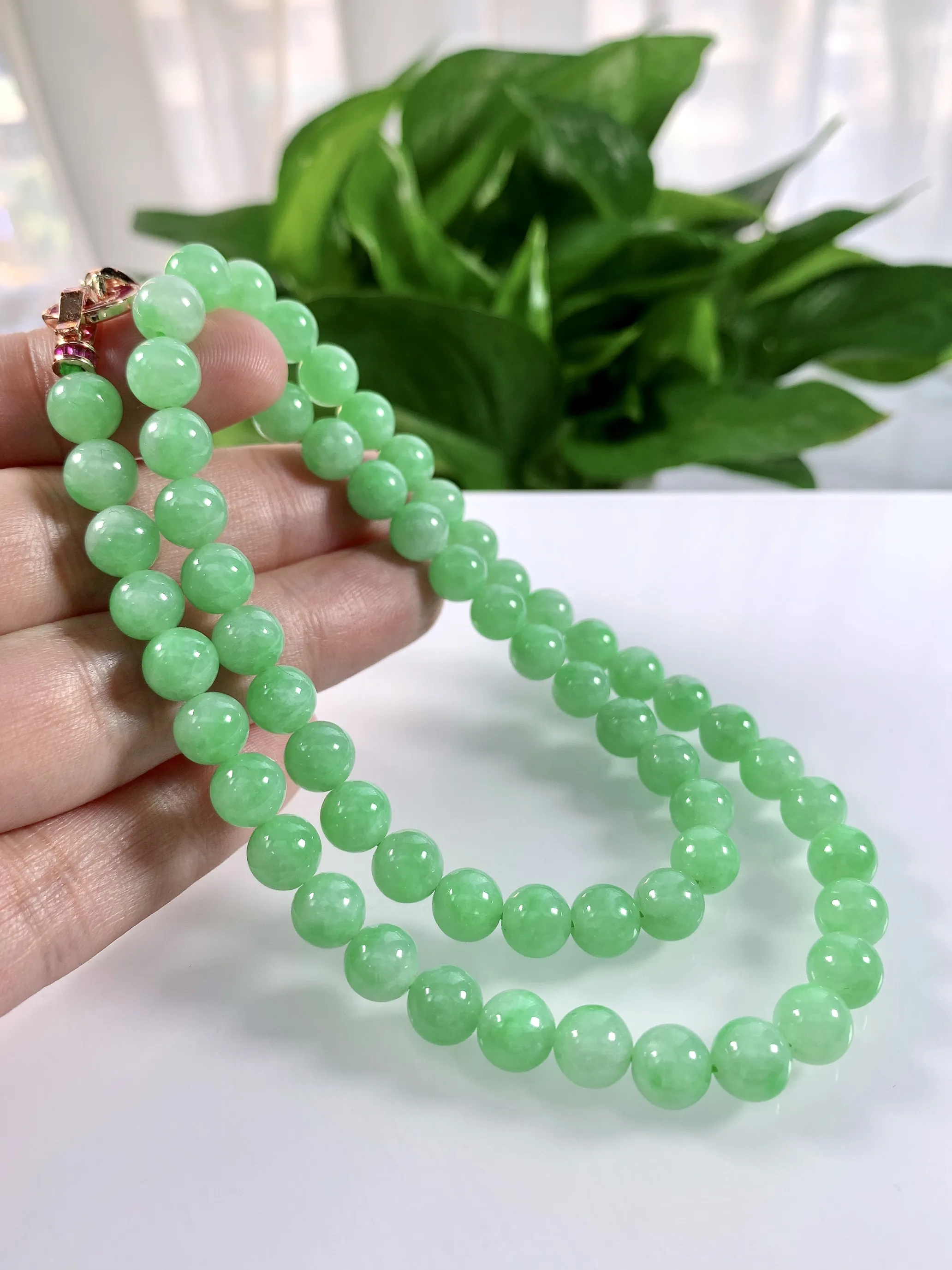 缅甸天然翡翠A货，卡8冰糯种满绿果阳绿圆珠锁骨项链，尺寸：珠子8mm/63颗，长度490mm，重量：