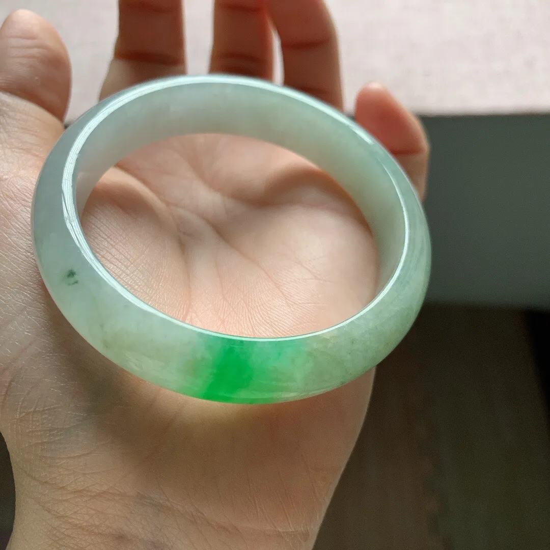 老坑冰润飘阳绿正圈翡翠手镯，尺寸:57.2-13.1-8.4mm，无纹裂，适合57-58圈口。