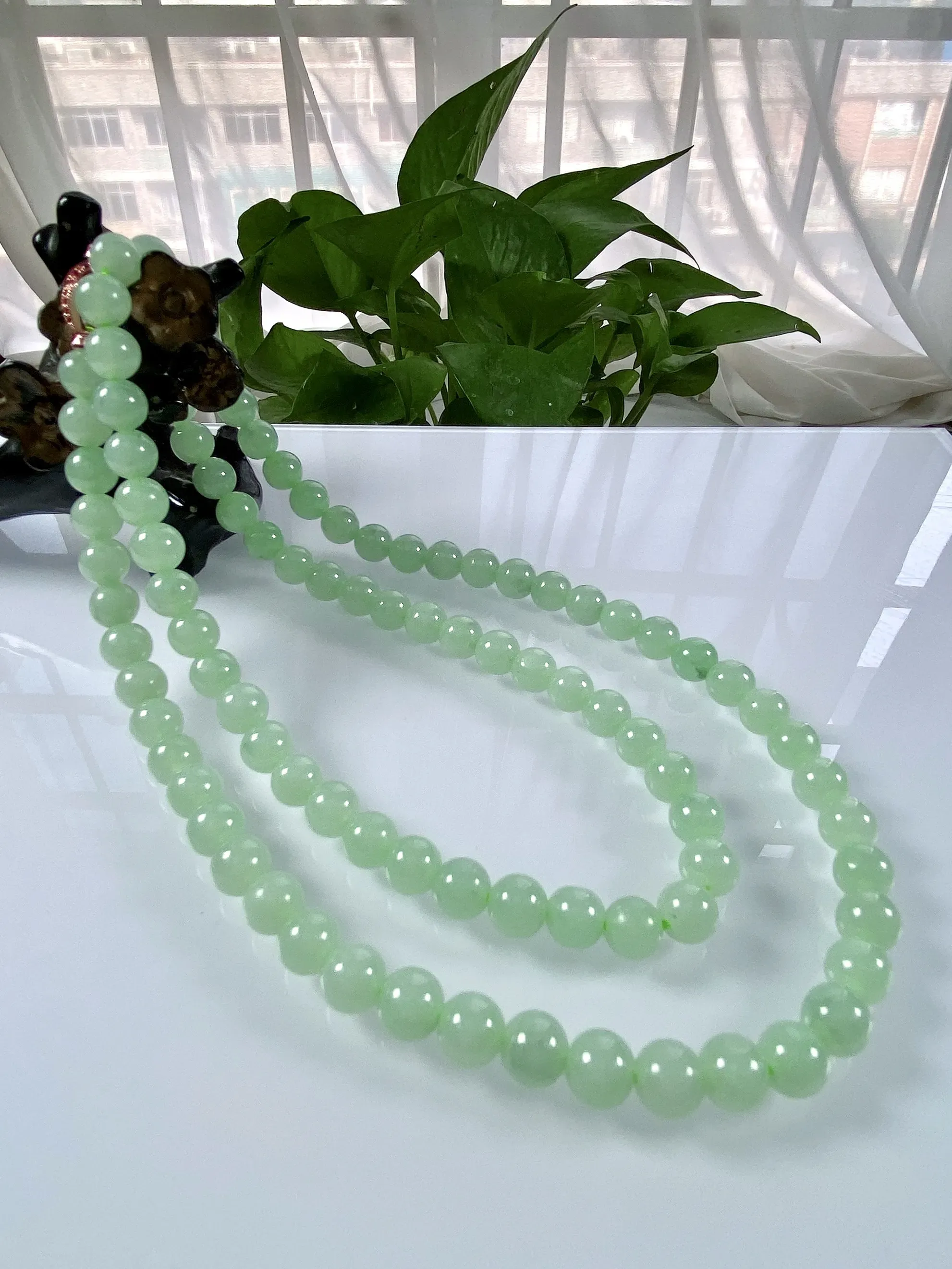 缅甸天然翡翠A货，卡7.7冰糯种起胶浅绿果绿圆珠项链手链，尺寸：7.7mm/93颗，长度680mm，