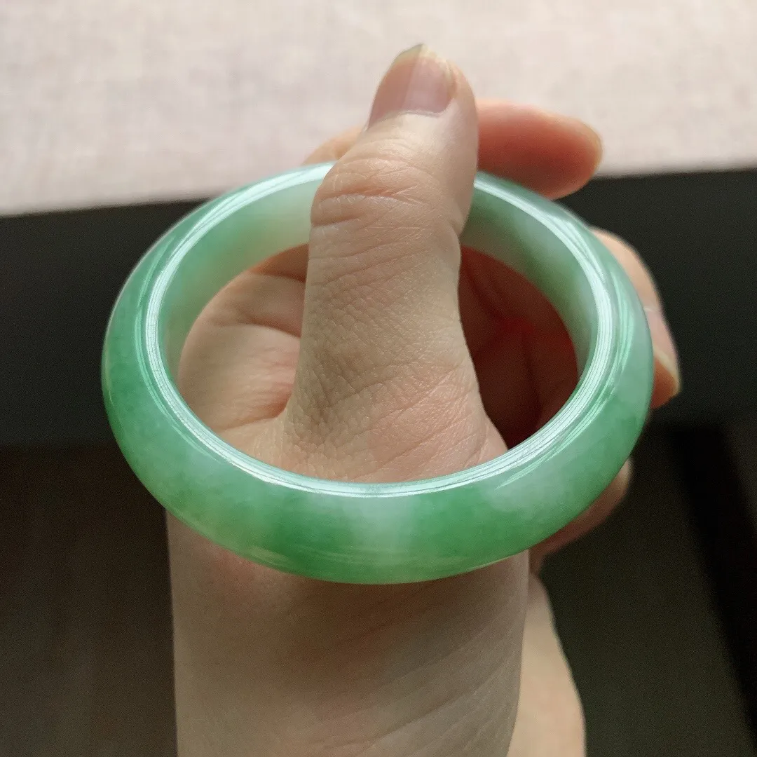 老坑冰润飘绿正圈翡翠手镯，尺寸:51.8-11-8mm，无纹裂，适合51-52圈口。