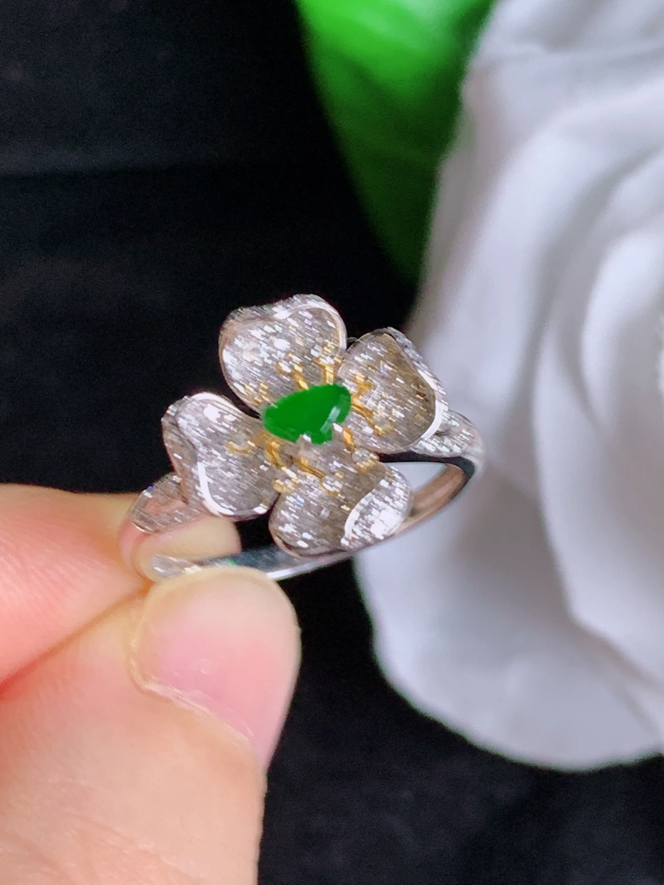 满绿爱心戒指，18k金镶嵌，冰润细腻，佩戴效果出众，整体尺寸：13-13.2-6.2