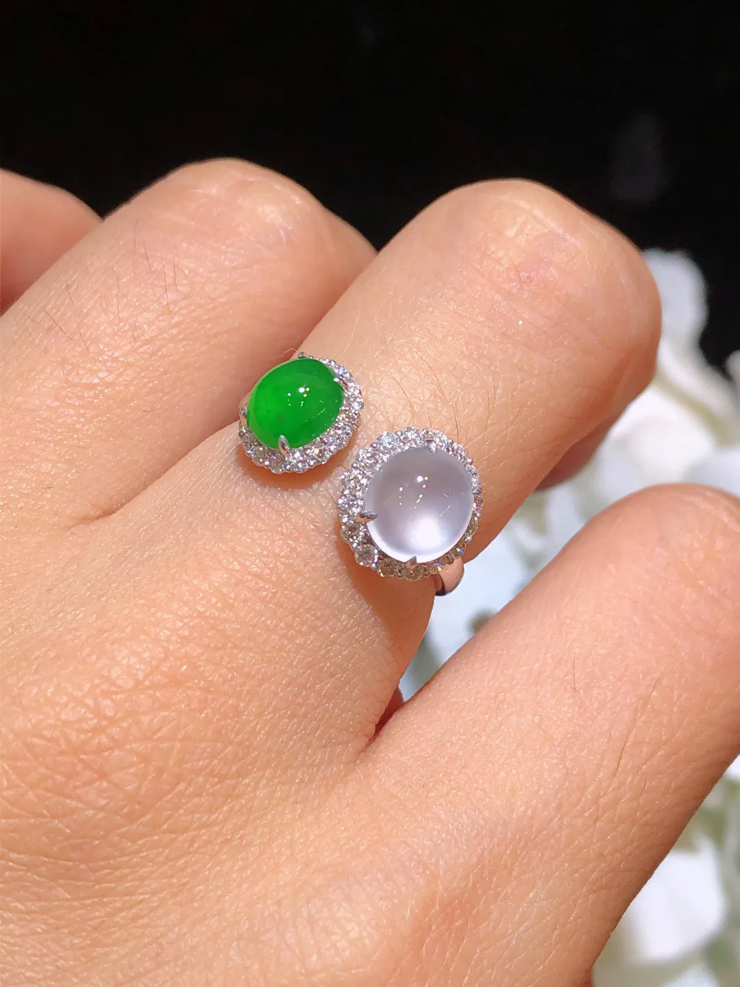 翡翠冰绿双色戒指 雕工精湛 颜色清爽 饱满圆润