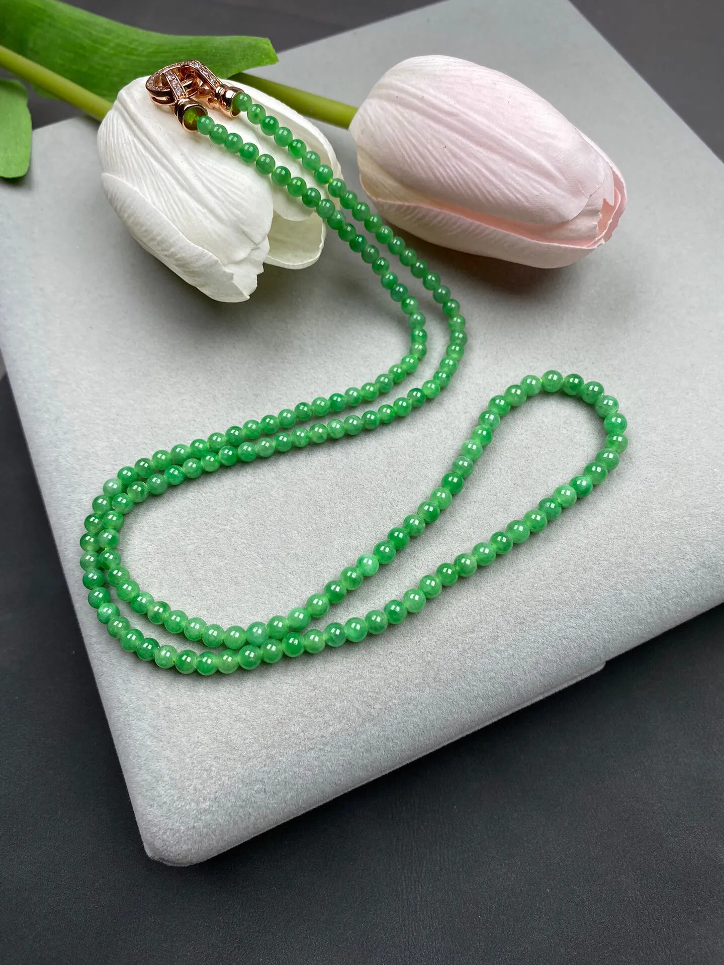 缅甸冰润阳绿小米珠项链，种好水润细腻光泽，共153颗珠径3.2-4.4mm，底子清爽颜色翠绿，上身效果好，性价比高
