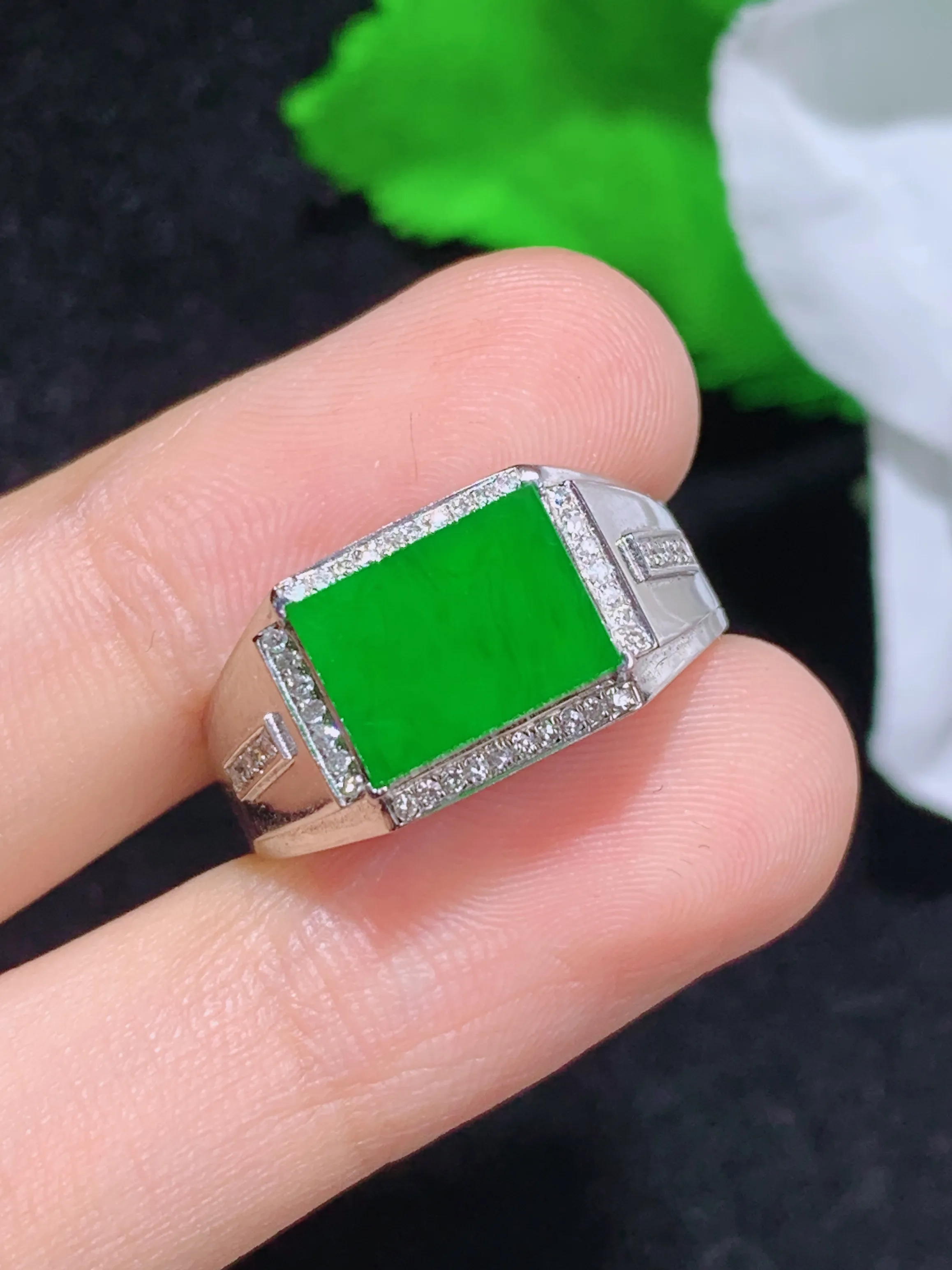 满绿马鞍戒戒指18k金镶嵌，冰润细腻，佩戴效果出众，整体尺寸：19.6-9.5