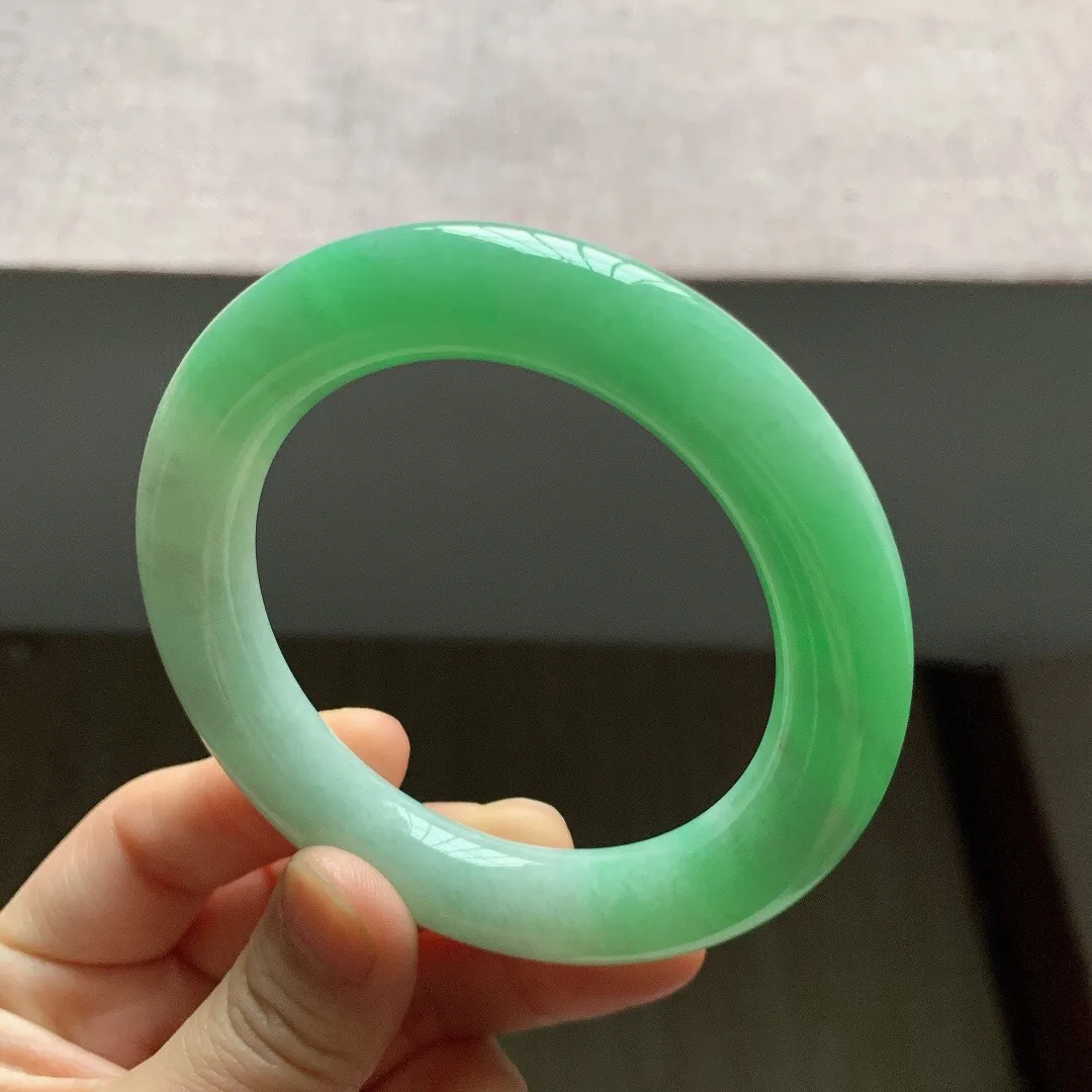 老坑冰润飘阳绿圆条翡翠手镯，尺寸:57.1-11.8-12mm，无纹裂，适合57-58圈口。