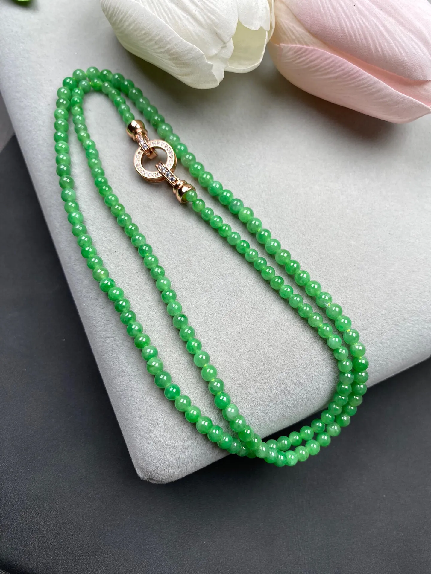 缅甸冰润阳绿小米珠项链，种好水润细腻光泽，共153颗珠径3.2-4.4mm，底子清爽颜色翠绿，上身效