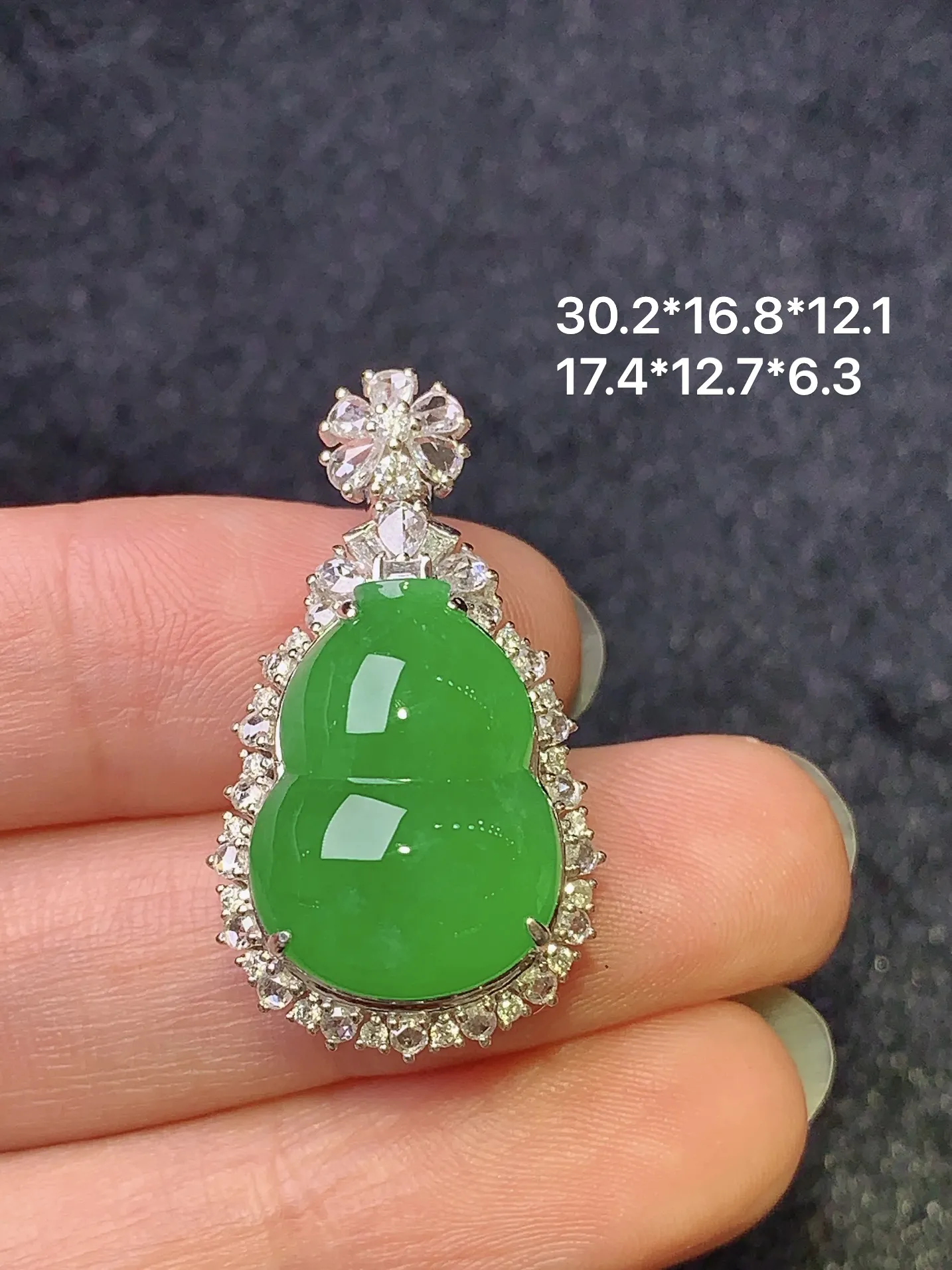 18k金钻镶嵌满绿葫芦吊坠 玉质细腻 色泽艳丽 整体尺寸30.2*16.8*12.1