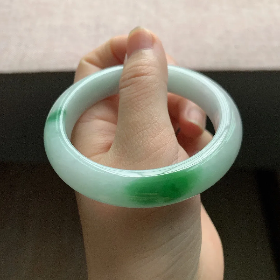 老坑冰润飘绿正圈翡翠手镯，尺寸:57.2-12.4-8.5mm，无纹裂，适合57-58圈口。