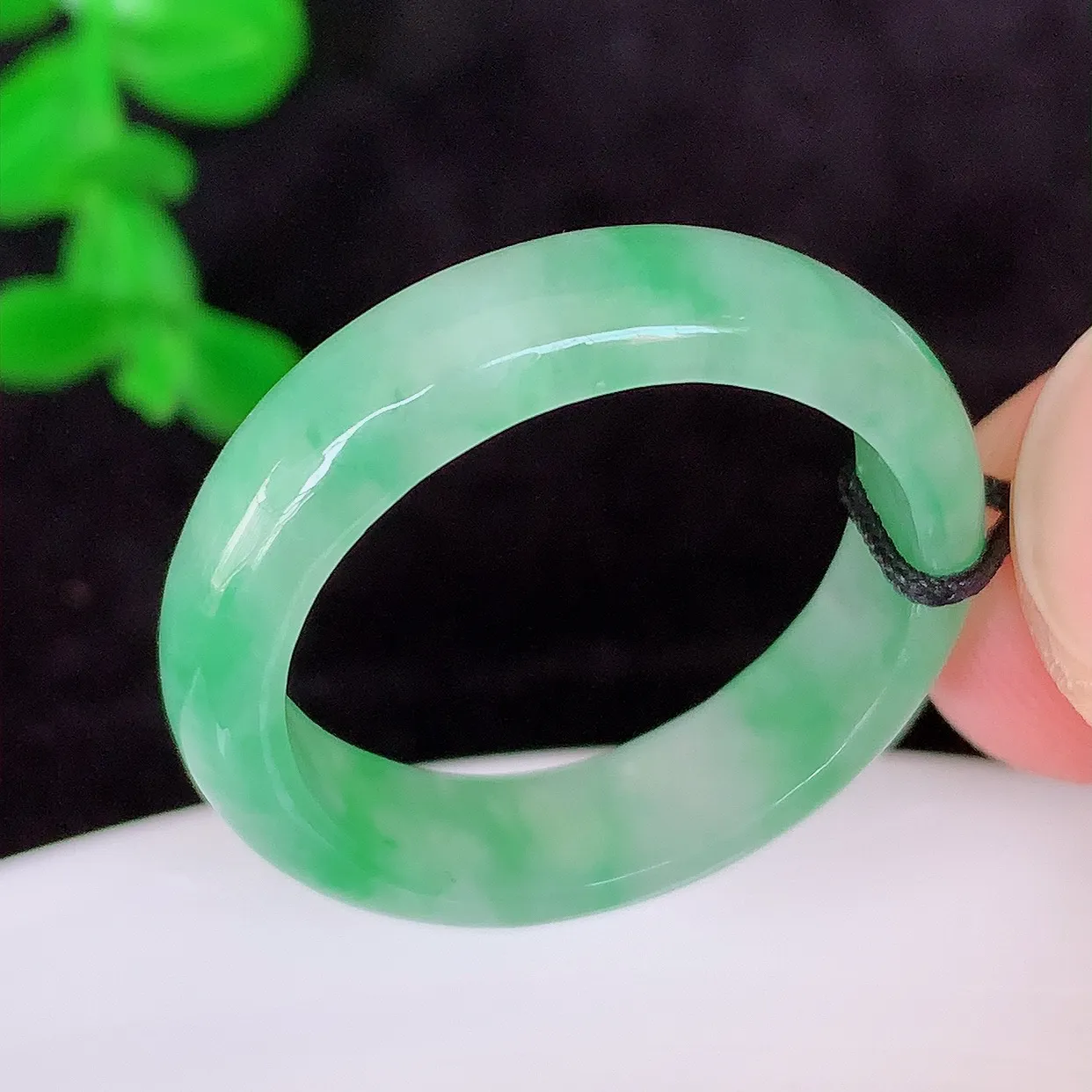 自然光实拍，20.5mm内径飘绿翡翠指环，玉戒指，玉质莹润，好精美好冰润的指环，上手纤巧！#16.4