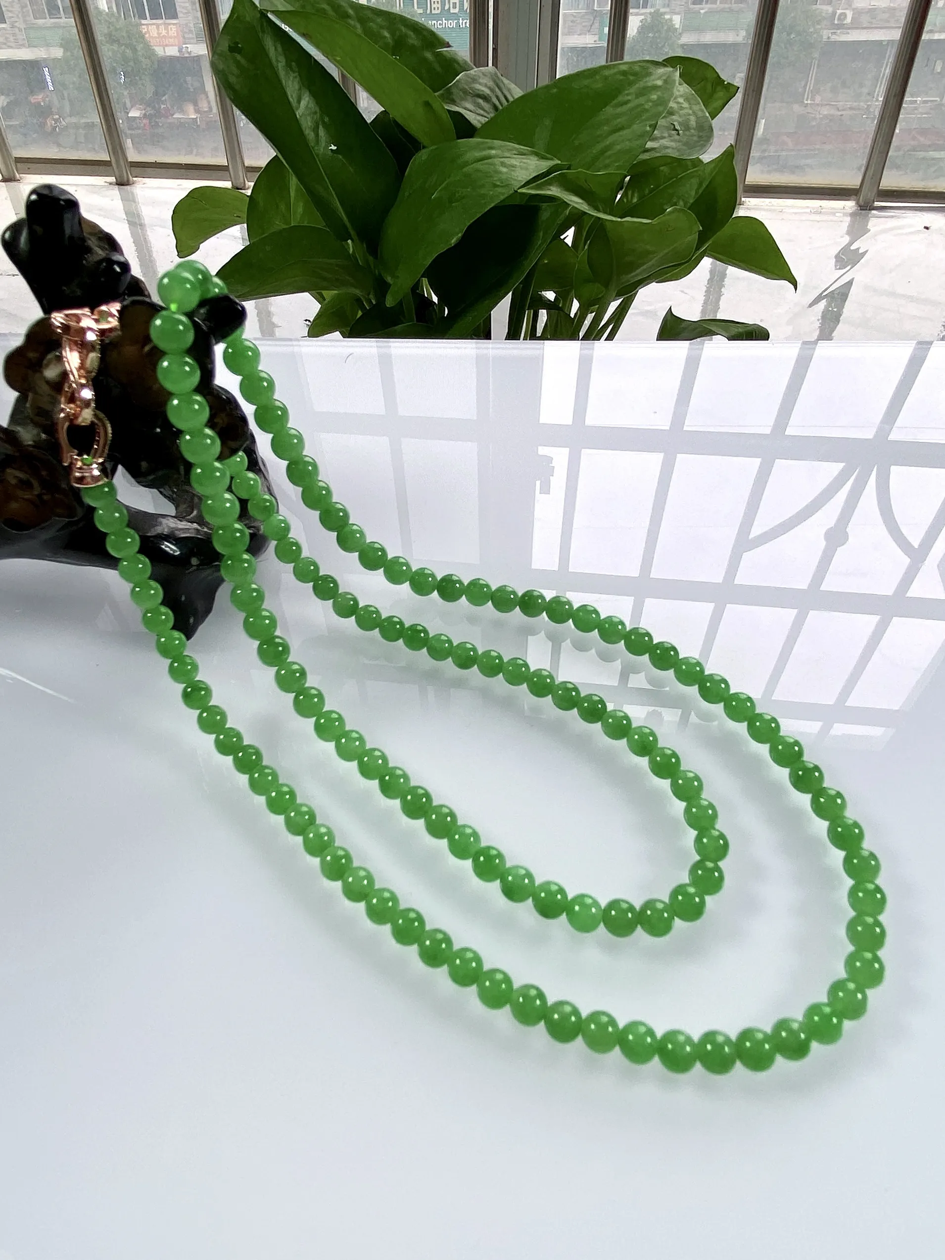 收藏级别，缅甸天然翡翠A货，冰种满绿阳绿步步高升塔珠圆珠项链手链，尺寸：大珠5.2mm，小珠4.3mm，共127颗，长度580mm，重量：23.74g