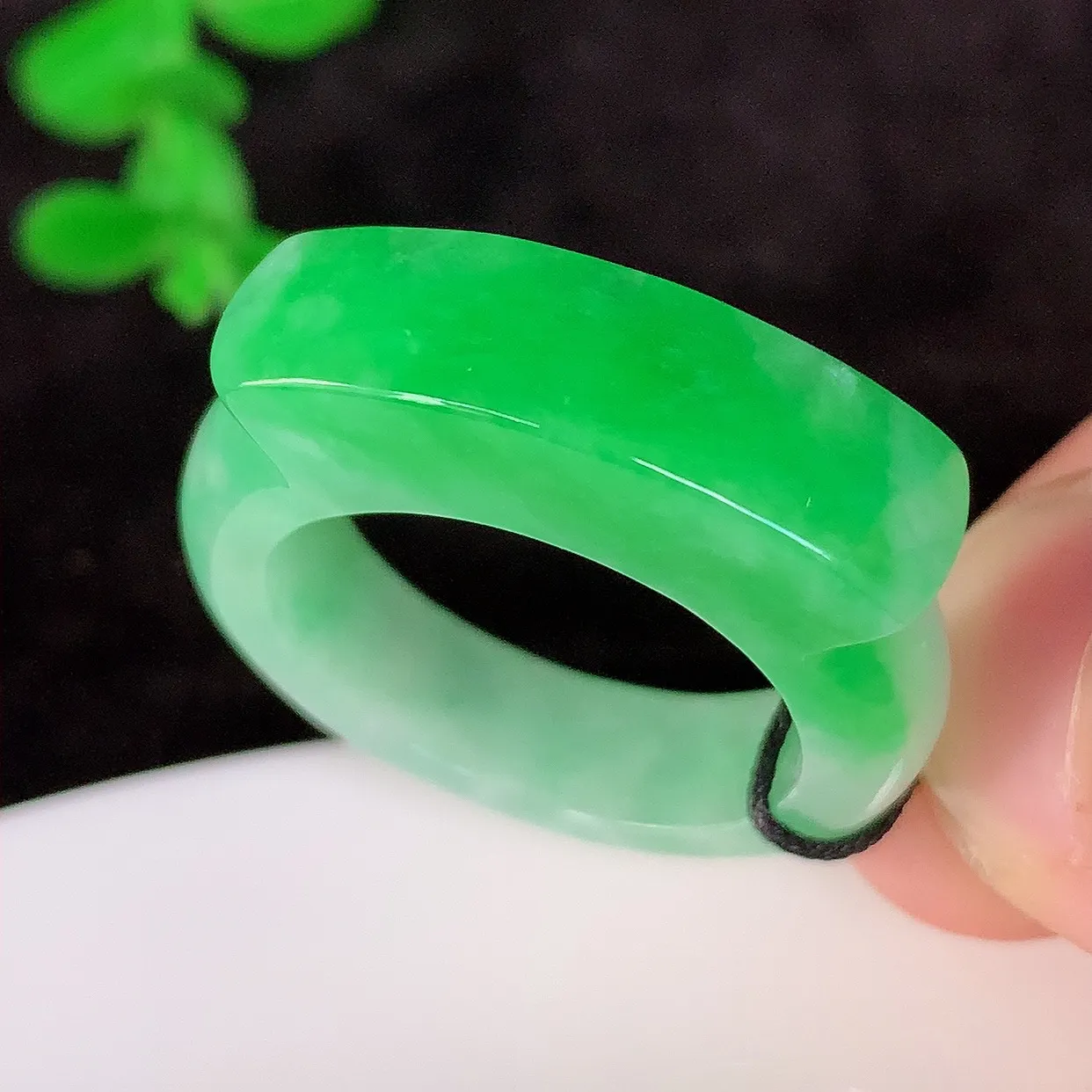 自然光实拍，冰润飘绿19.5mm内径翡翠指环，玉戒指，玉质莹润，好精美好冰润的指环，21圈口，上手纤