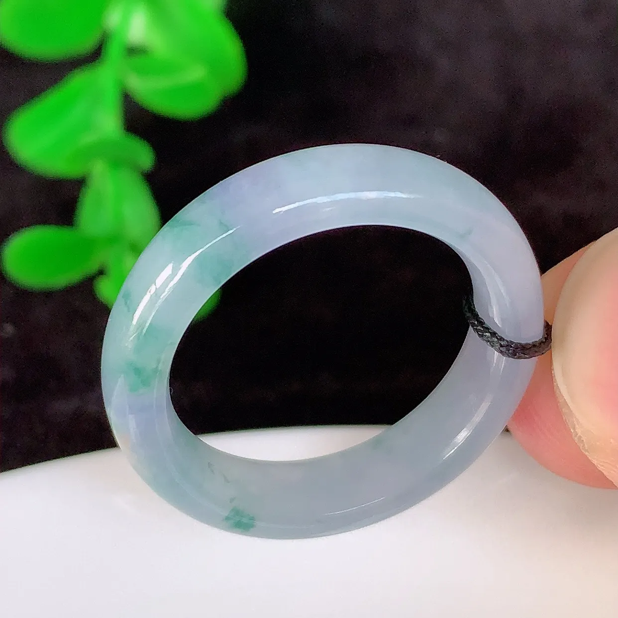 自然光实拍，18mm内径冰紫罗兰飘花翡翠指环，玉戒指，玉质莹润，好精美好冰润的指环，17圈口，上手纤巧！#1.4