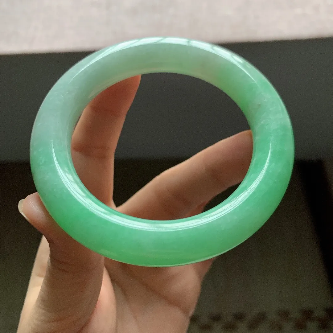 老坑冰润飘阳绿圆条翡翠手镯，尺寸:57.1-11.8-12mm，无纹裂，适合57-58圈口。