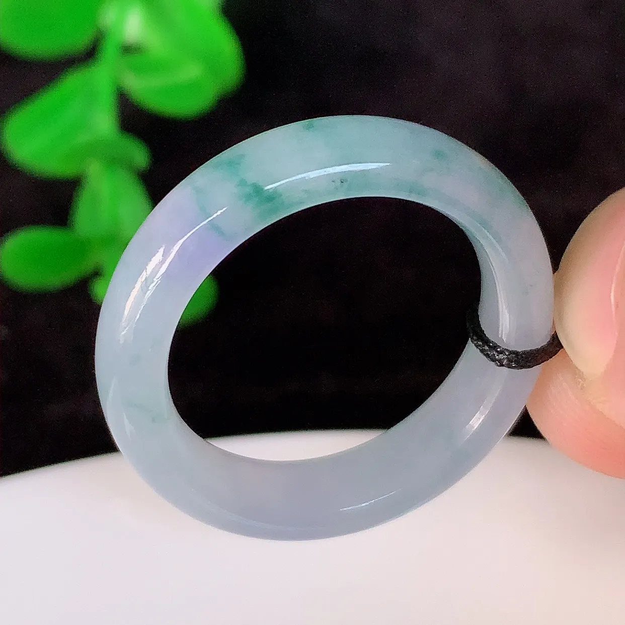 自然光实拍，18mm内径冰紫罗兰飘花翡翠指环，玉戒指，玉质莹润，好精美好冰润的指环，17圈口，上手纤