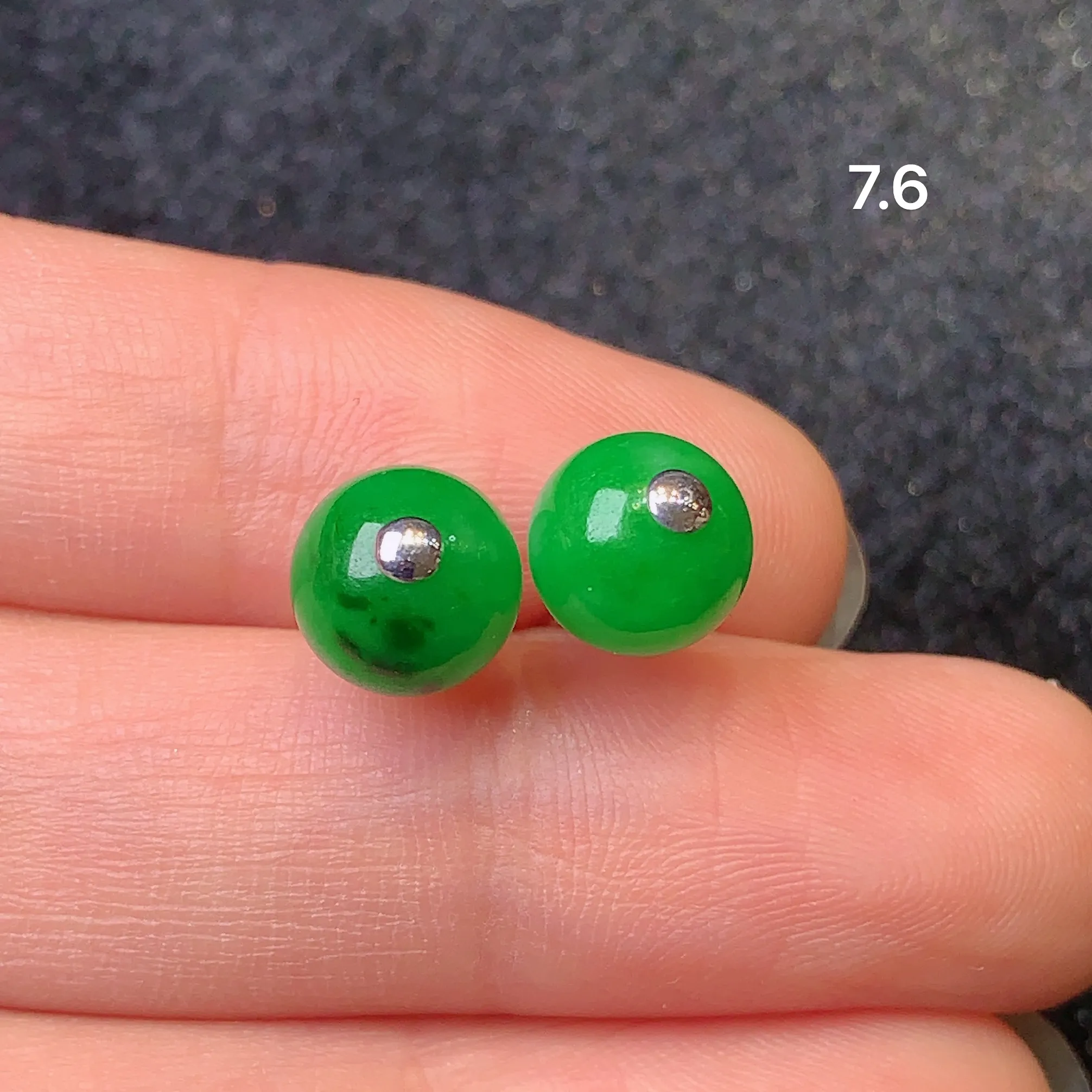 18k金镶嵌满绿圆珠耳钉 玉质水润细腻 色泽艳丽 款式时尚精美 亮眼 整体尺寸7.6