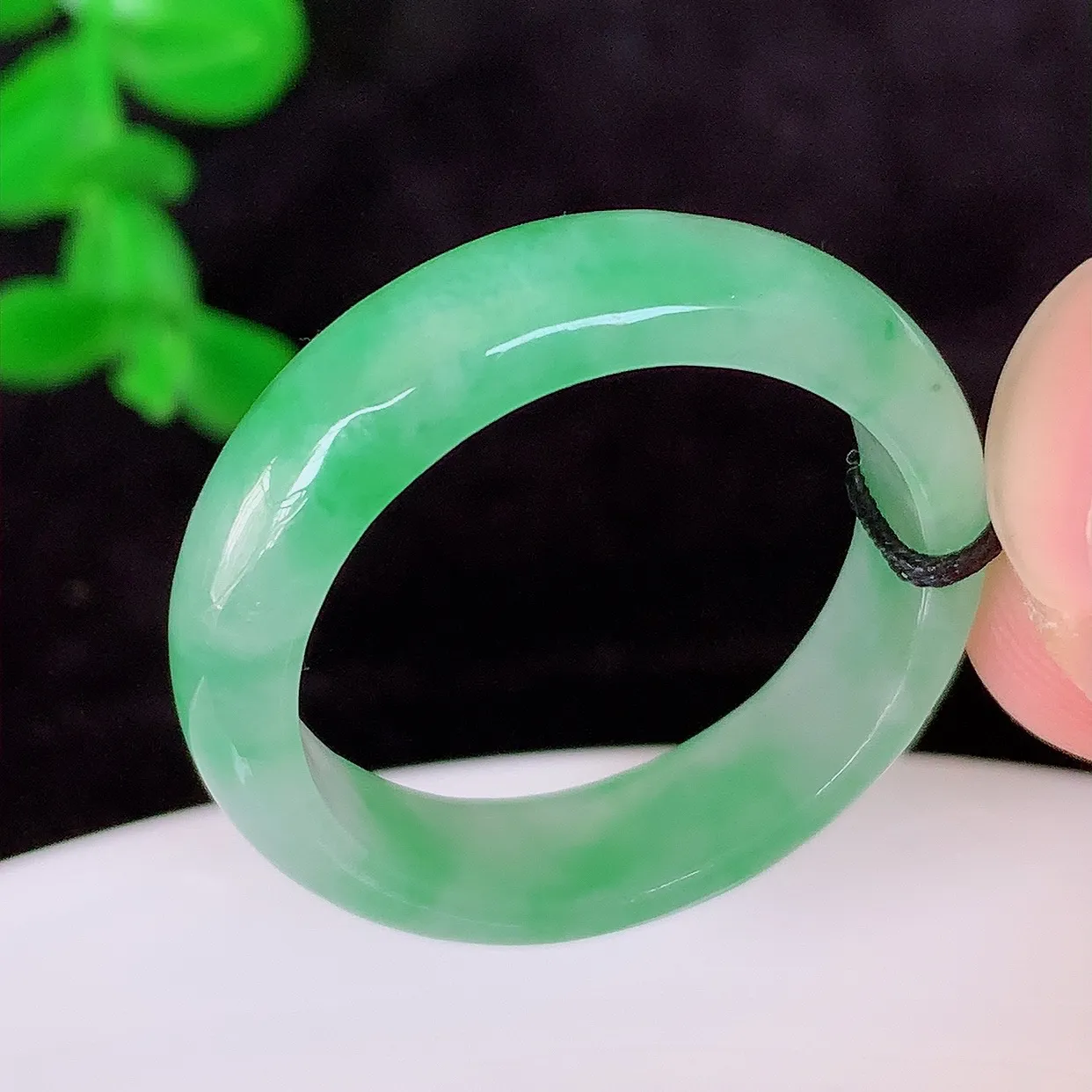 自然光实拍，20.5mm内径飘绿翡翠指环，玉戒指，玉质莹润，好精美好冰润的指环，上手纤巧！#16.4
