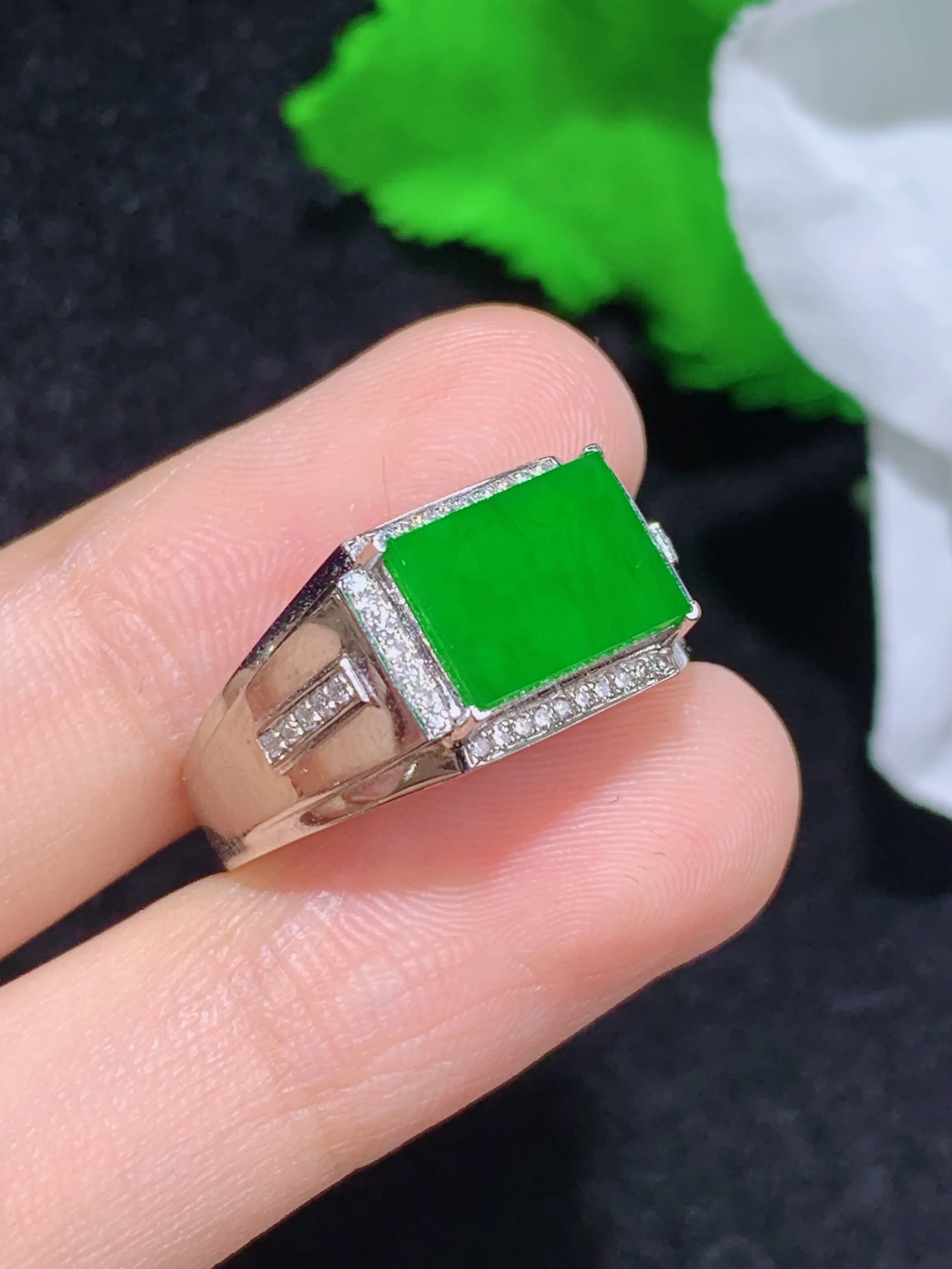 满绿马鞍戒戒指18k金镶嵌，冰润细腻，佩戴效果出众，整体尺寸：19.6-9.5