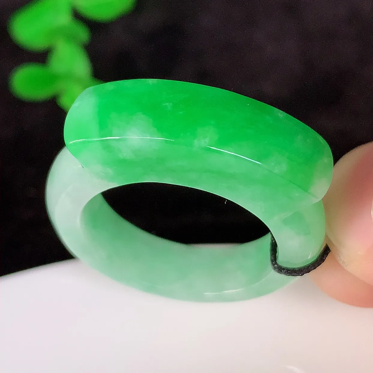 自然光实拍，冰润飘绿19.5mm内径翡翠指环，玉戒指，玉质莹润，好精美好冰润的指环，21圈口，上手纤巧！#1.4
