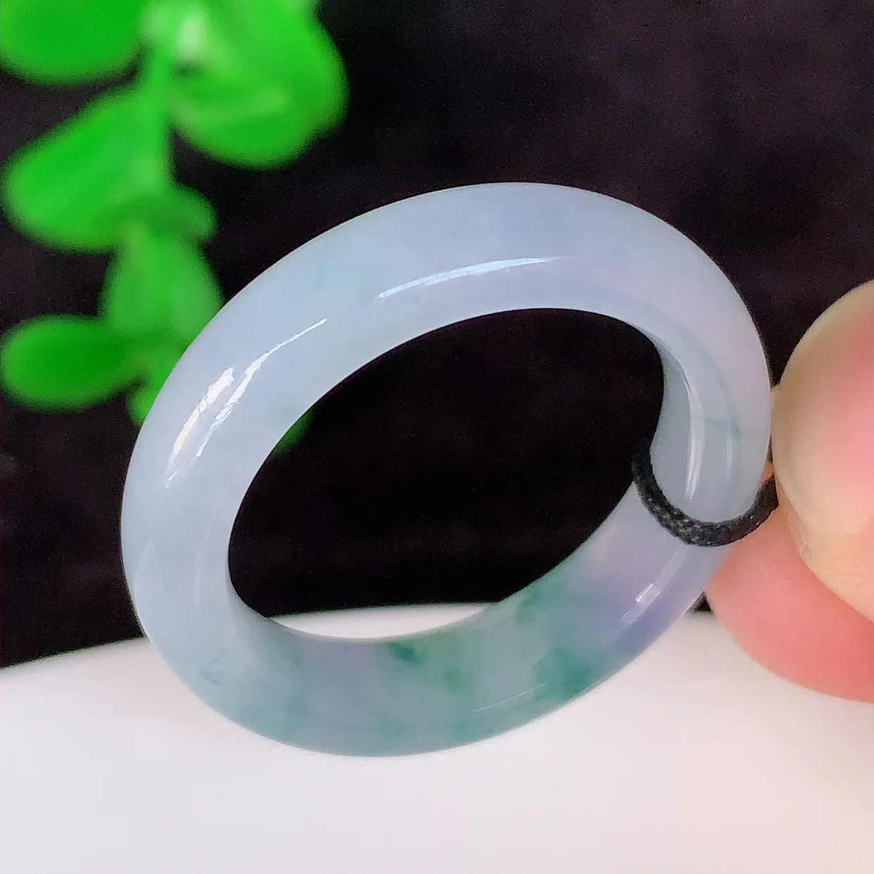 自然光实拍，18mm内径冰紫罗兰飘花翡翠指环，玉戒指，玉质莹润，好精美好冰润的指环，17圈口，上手纤巧！#1.4