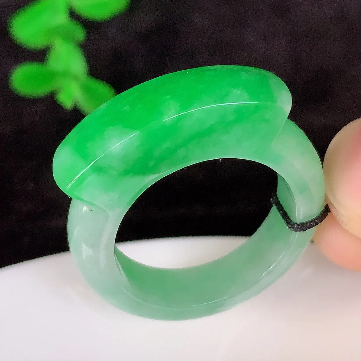 自然光实拍，冰润飘绿19.5mm内径翡翠指环，玉戒指，玉质莹润，好精美好冰润的指环，21圈口，上手纤巧！#1.4