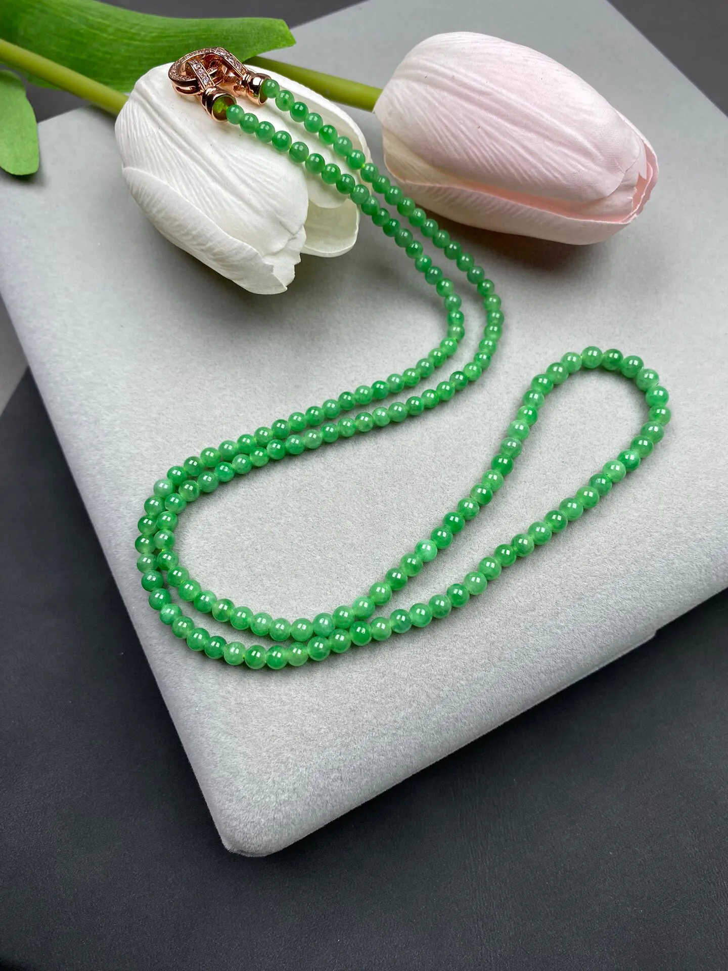 缅甸冰润阳绿小米珠项链，种好水润细腻光泽，共153颗珠径3.2-4.4mm，底子清爽颜色翠绿，上身效果好，性价比高