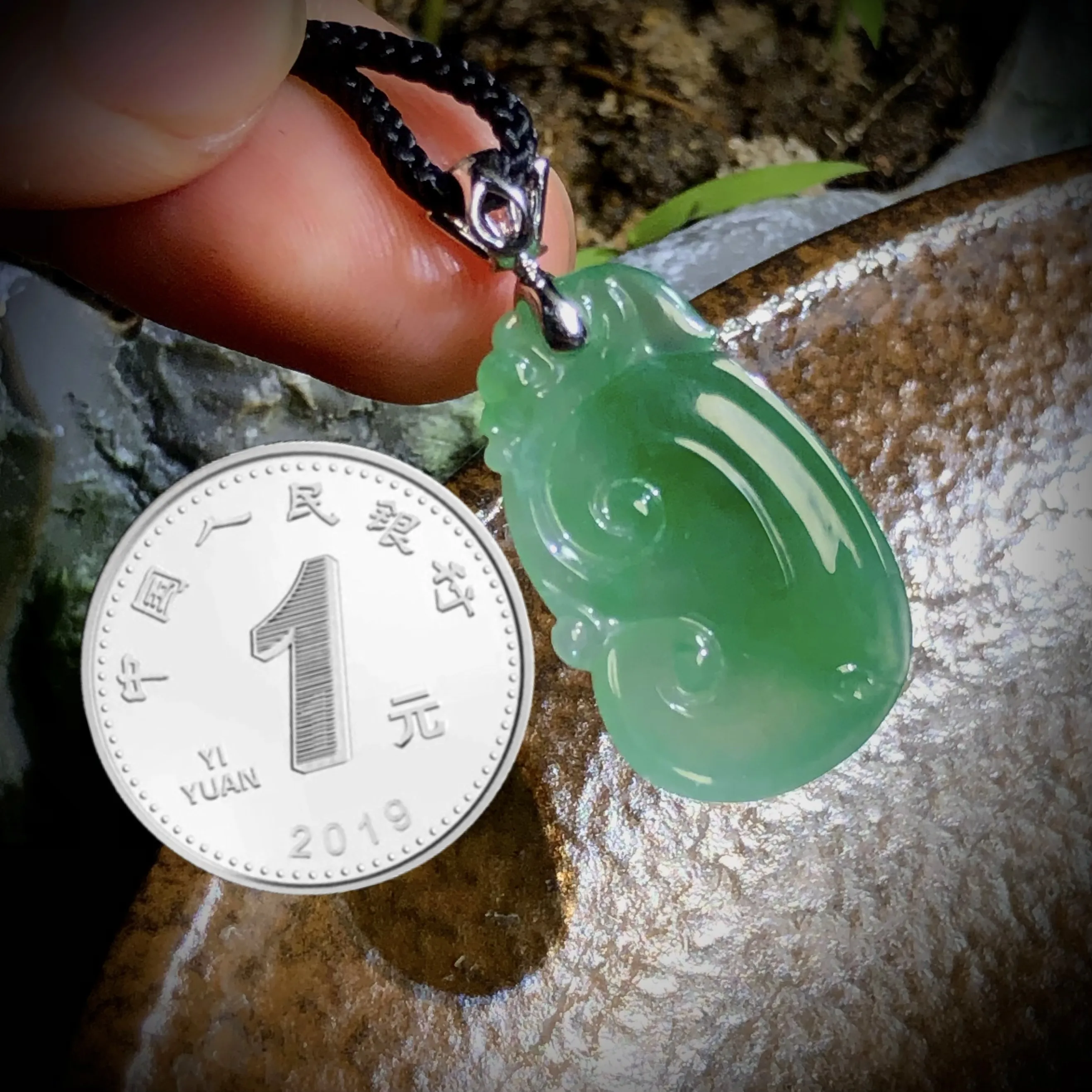 绿花精品如意，24.2-14.6-5.2mm，
18K金伴天然钻石镶嵌，。