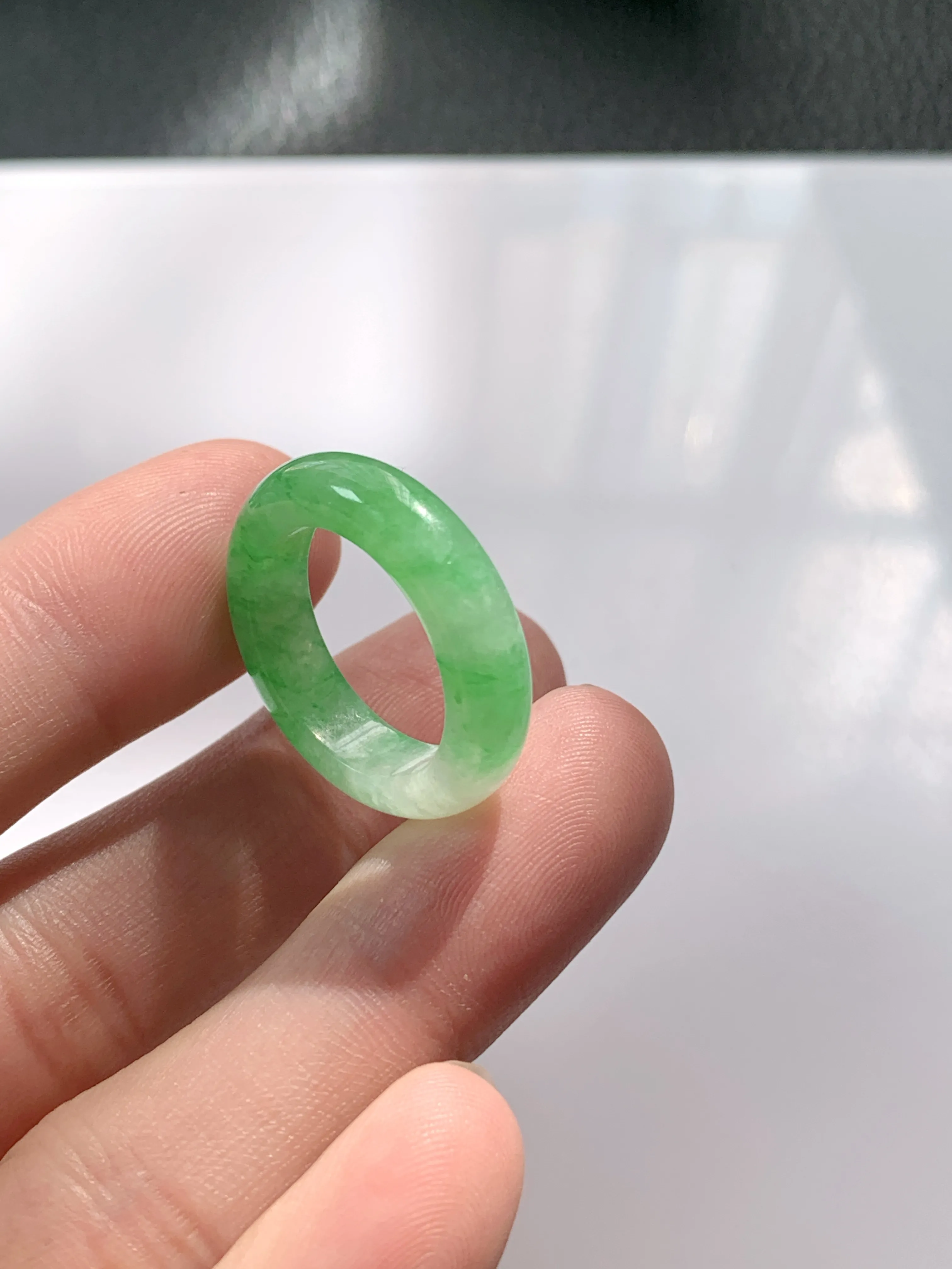缅甸天然翡翠A货，冰种起胶满绿阳绿指环戒指，尺寸：圈口内径18.4mm，宽厚6/4.4mm，