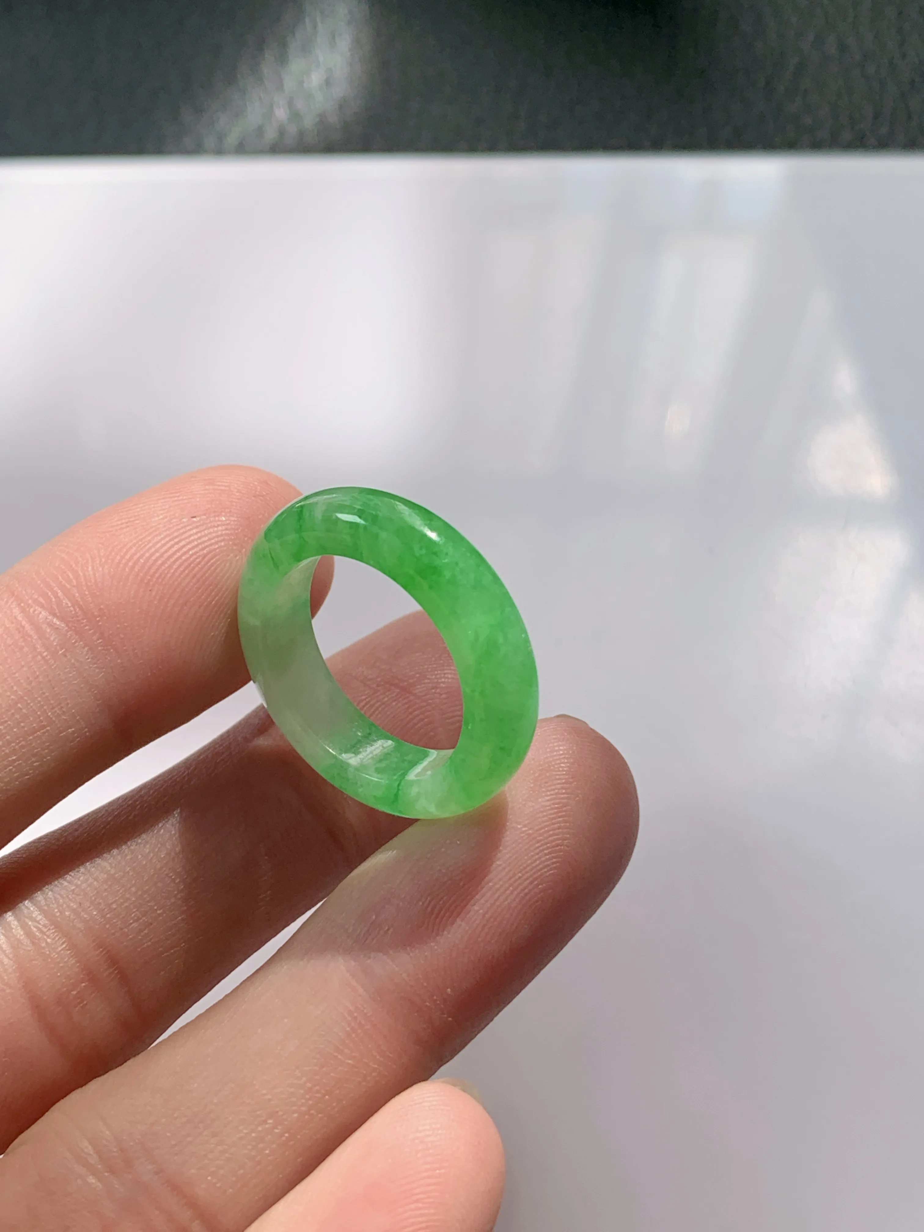 缅甸天然翡翠A货，冰种起胶满绿阳绿指环戒指，尺寸：圈口内径18.4mm，宽厚6/4.4mm，