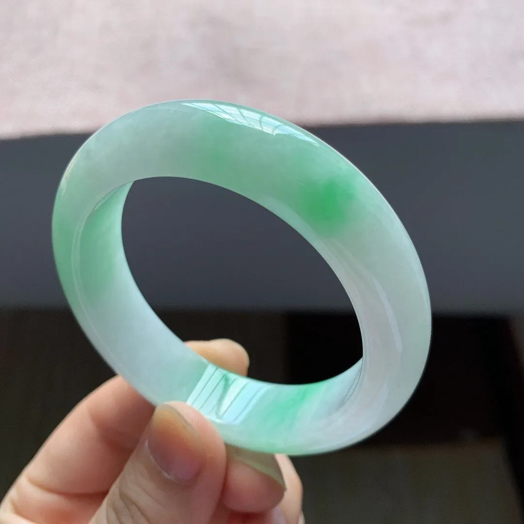 老坑冰润飘阳绿白底青正圈翡翠手镯，尺寸:52.1-14.1-8.7mm，无纹裂，适合52-53圈口。