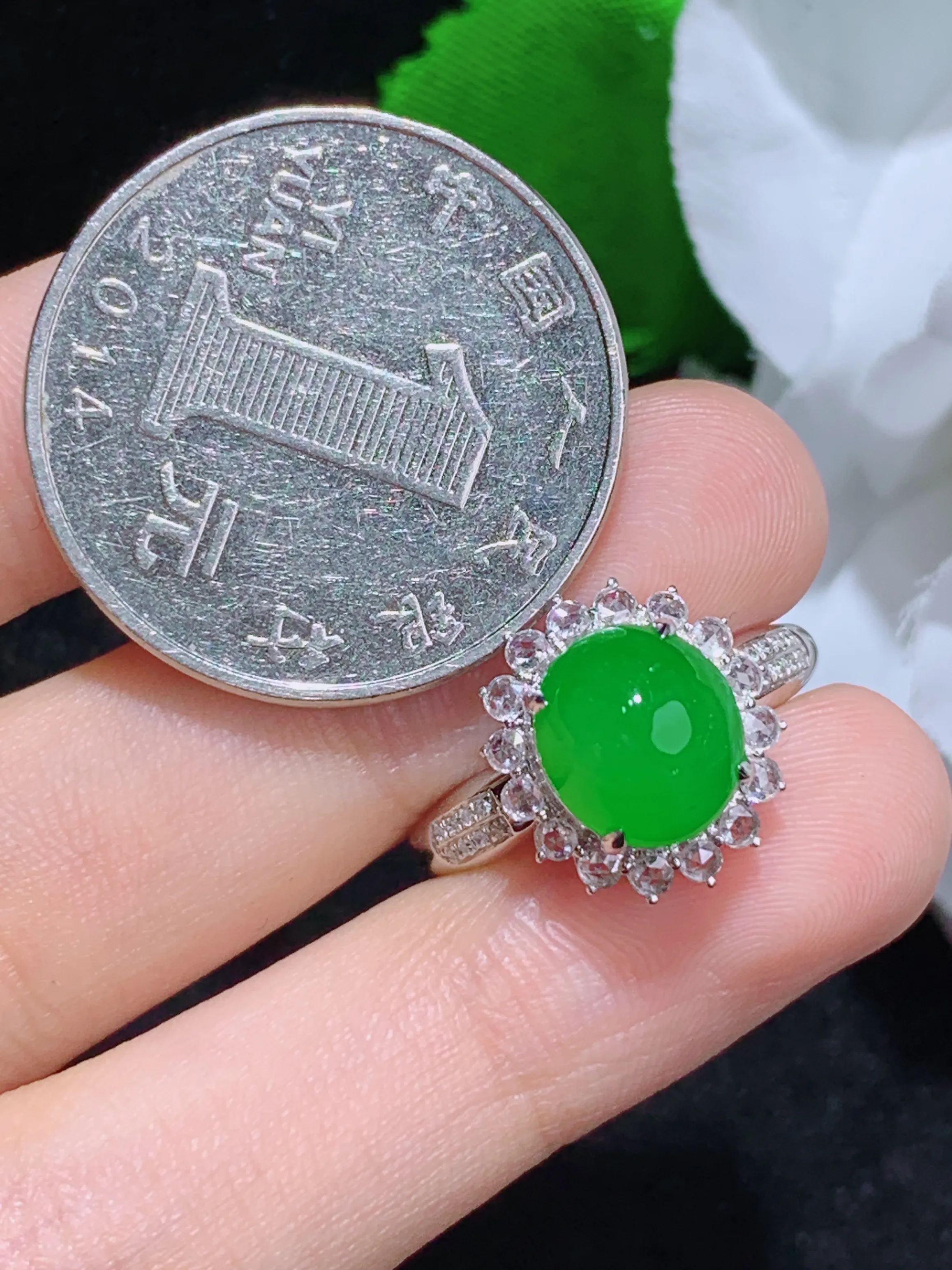 满绿蛋面戒指，18k金镶嵌，冰润细腻，佩戴效果出众，整体尺寸：13.3-12.3