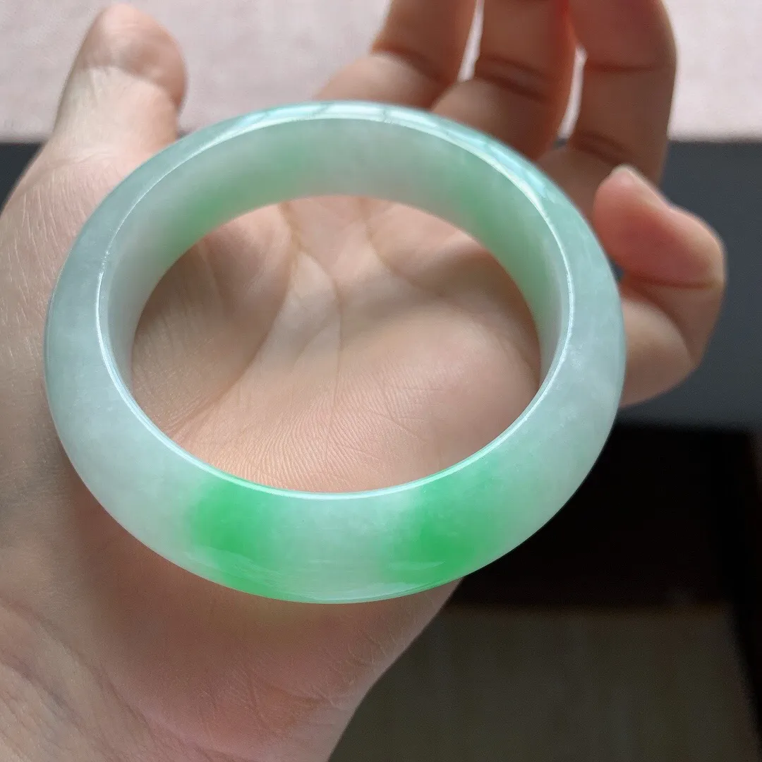 老坑冰润飘阳绿白底青正圈翡翠手镯，尺寸:52.1-14.1-8.7mm，无纹裂，适合52-53圈口。