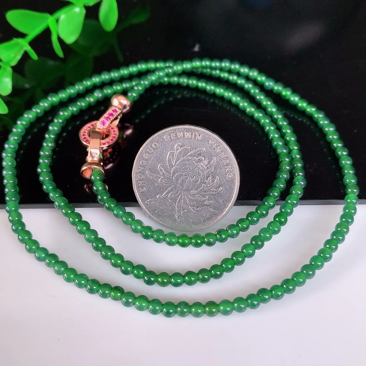 自然光实拍，冰种满绿小米珠圆珠项链  翡翠项链 （装饰扣）玉质细腻  冰清玉润  颜色漂亮  #49.5取一尺寸3mm