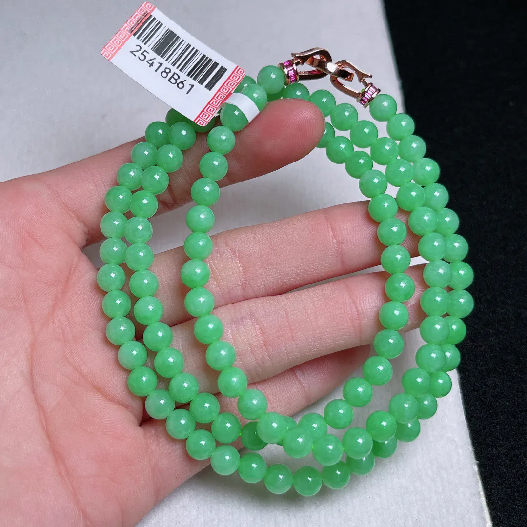 满绿圆珠项链 色泽鲜艳均匀
尺寸5.5 mm  重量32.51g 
缅甸天然A货翡翠