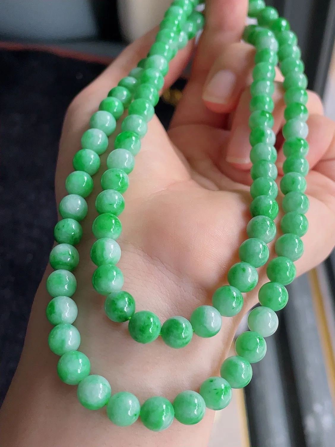 天然翡翠A货，飘绿珠链，7.2mm90颗。-1279