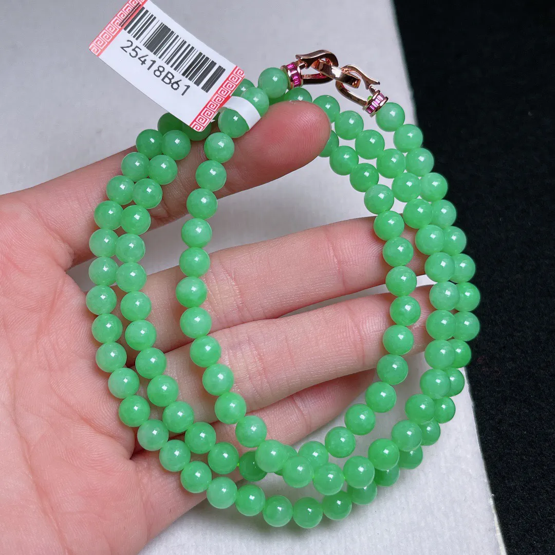 满绿圆珠项链 色泽鲜艳均匀
尺寸5.5 mm  重量32.51g 
缅甸天然A货翡翠