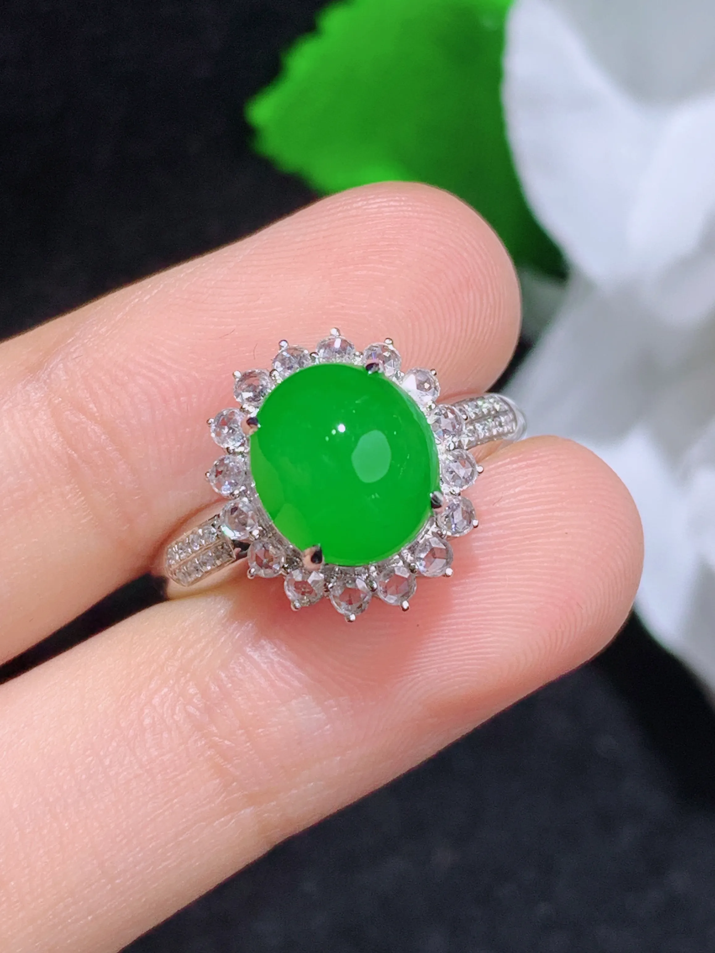 满绿蛋面戒指，18k金镶嵌，冰润细腻，佩戴效果出众，整体尺寸：13.3-12.3