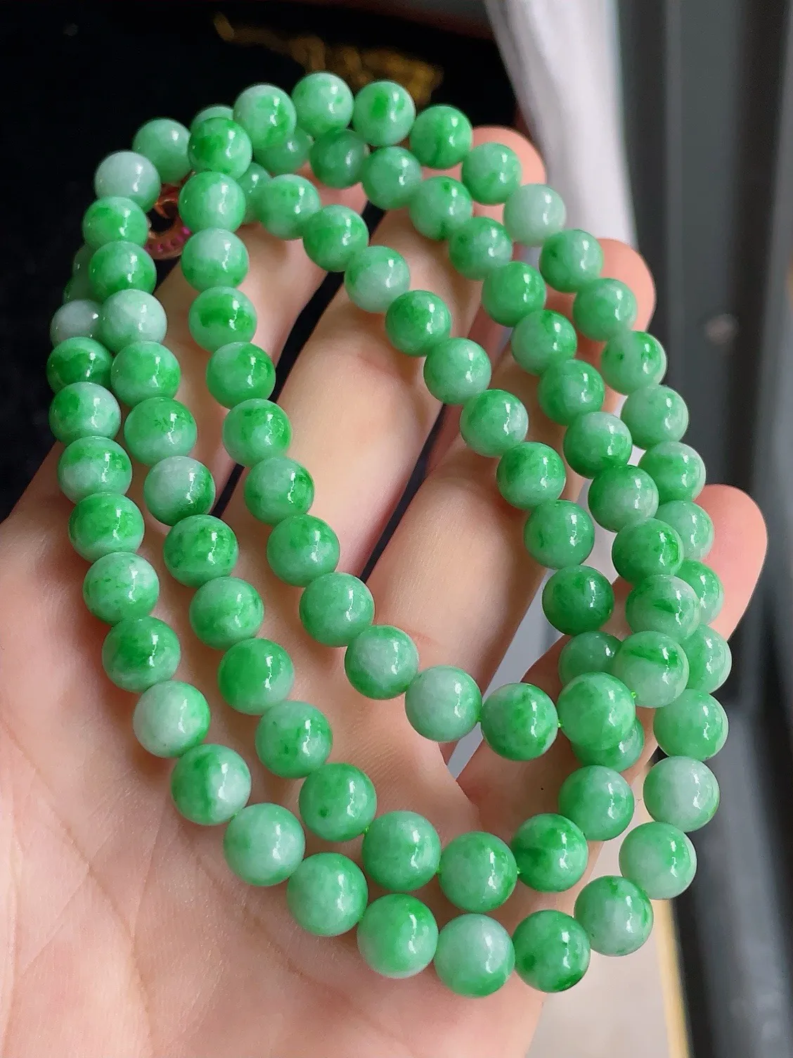 天然翡翠A货，飘绿珠链，7.2mm90颗。-1279