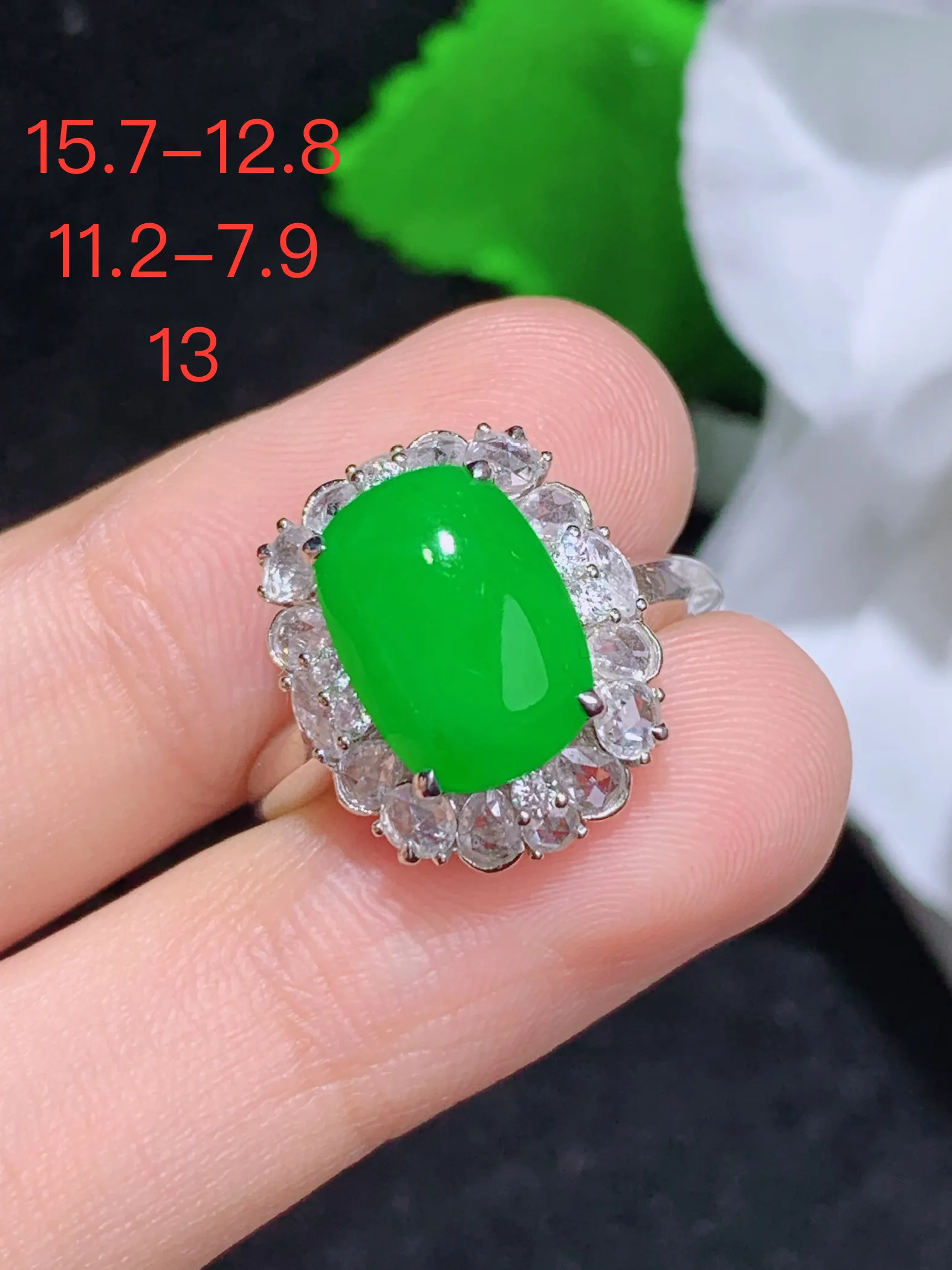 满绿蛋面戒指，18k金镶嵌，冰润细腻，佩戴效果出众，整体尺寸：15.7-12.8