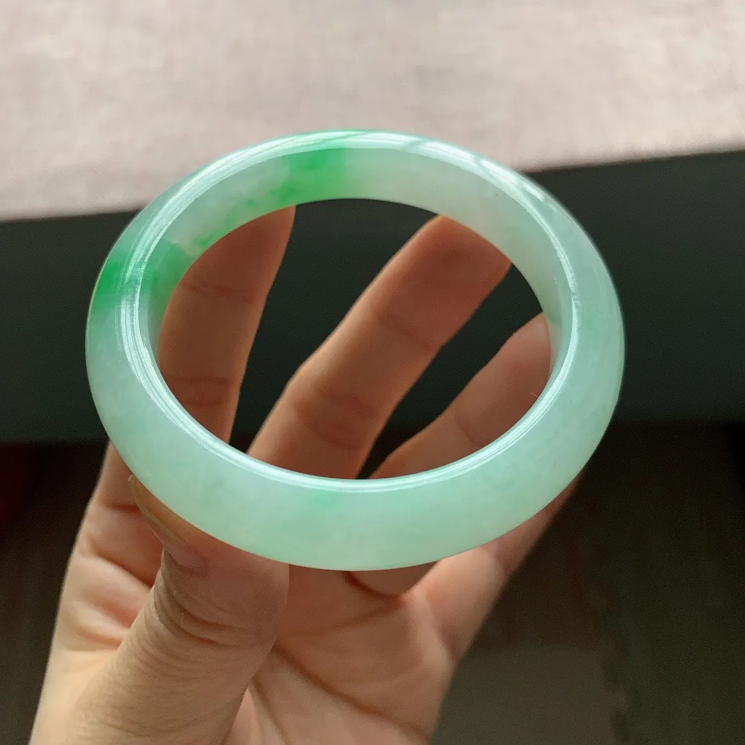 老坑冰润飘阳绿正圈翡翠手镯，尺寸:54.8-10.3-10.4mm，无纹裂，适合54-55圈口。